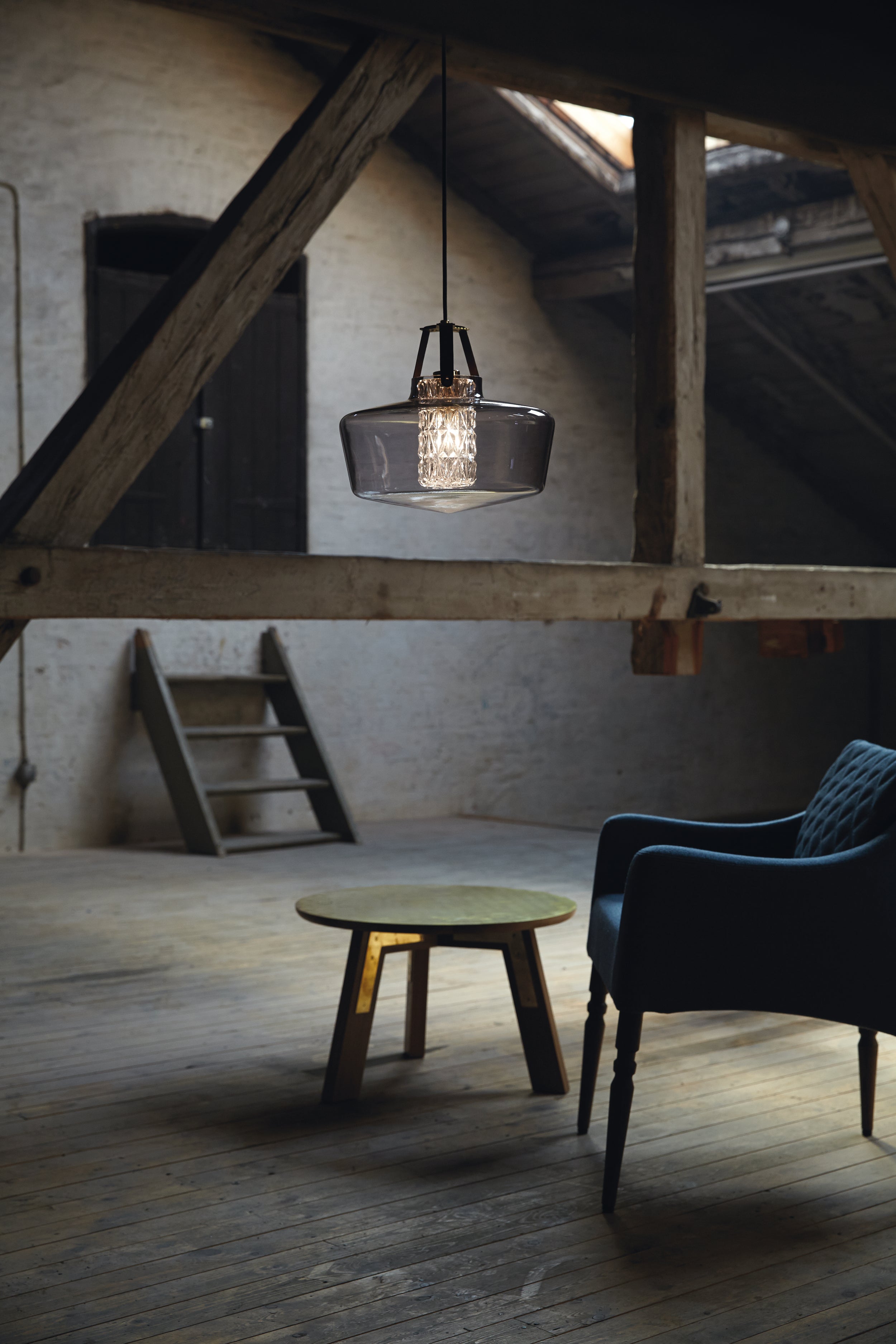 Hanglamp ADDICTED TO US rokerig glas met zwarte leer