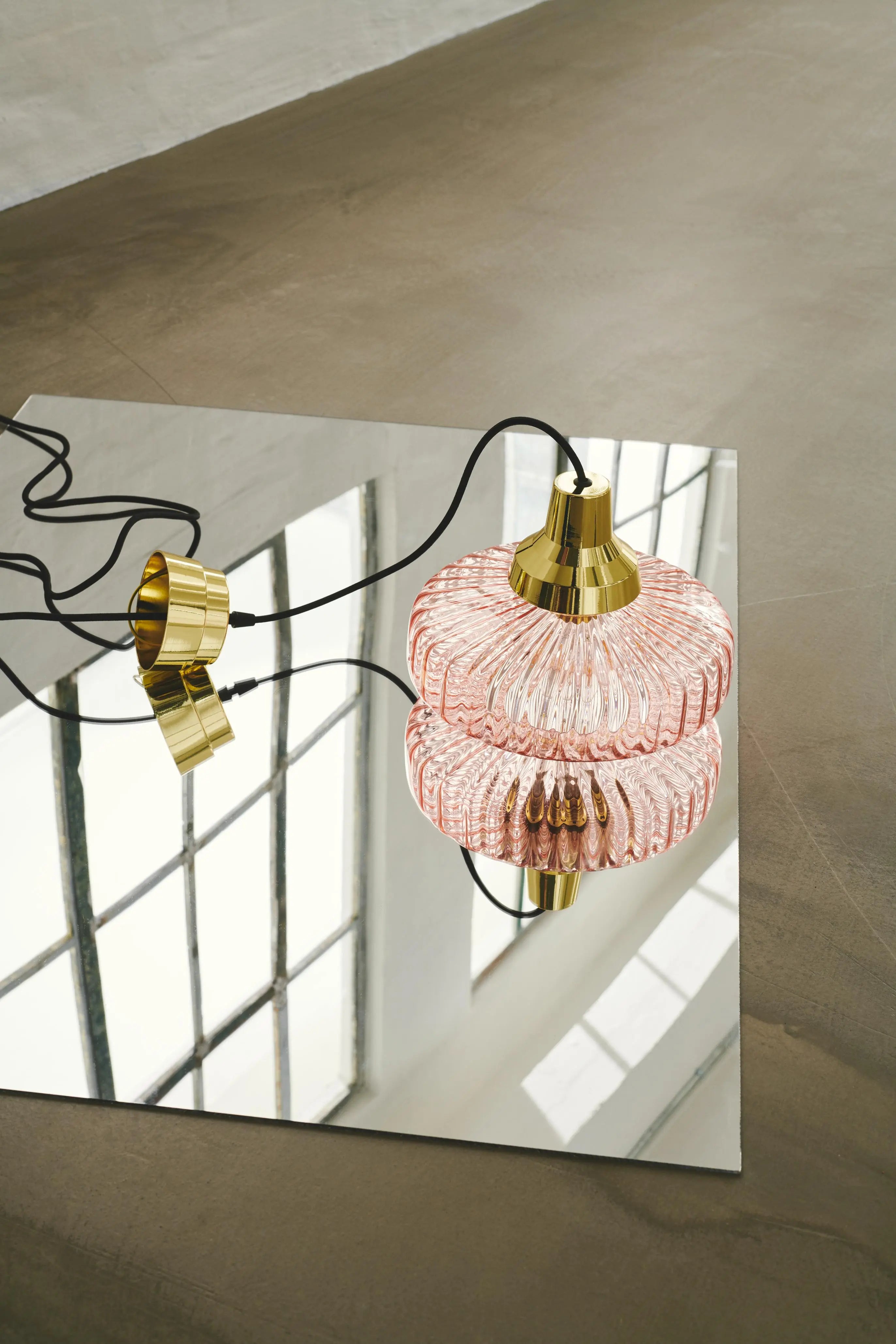 Lampa wisząca NEW WAVE OPTIC różowe szkło ze złotym wykończeniem, marka Design By Us