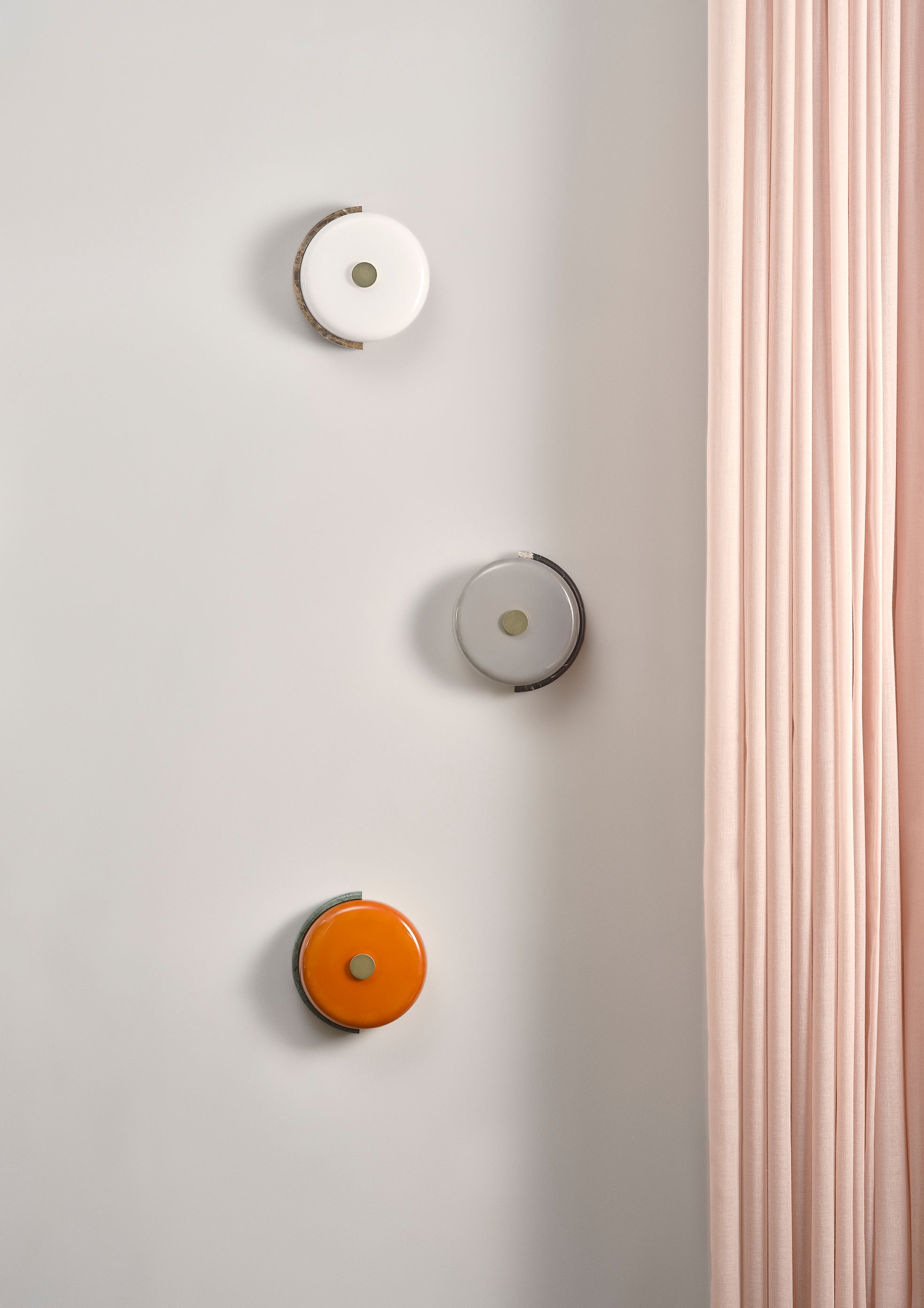 Wandleuchte TRIP grüner Marmor mit bernsteinfarbenem Glas