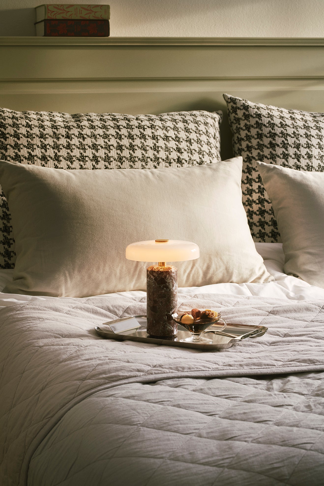 Portable lamp TRIP burgundy marble with milky white glass