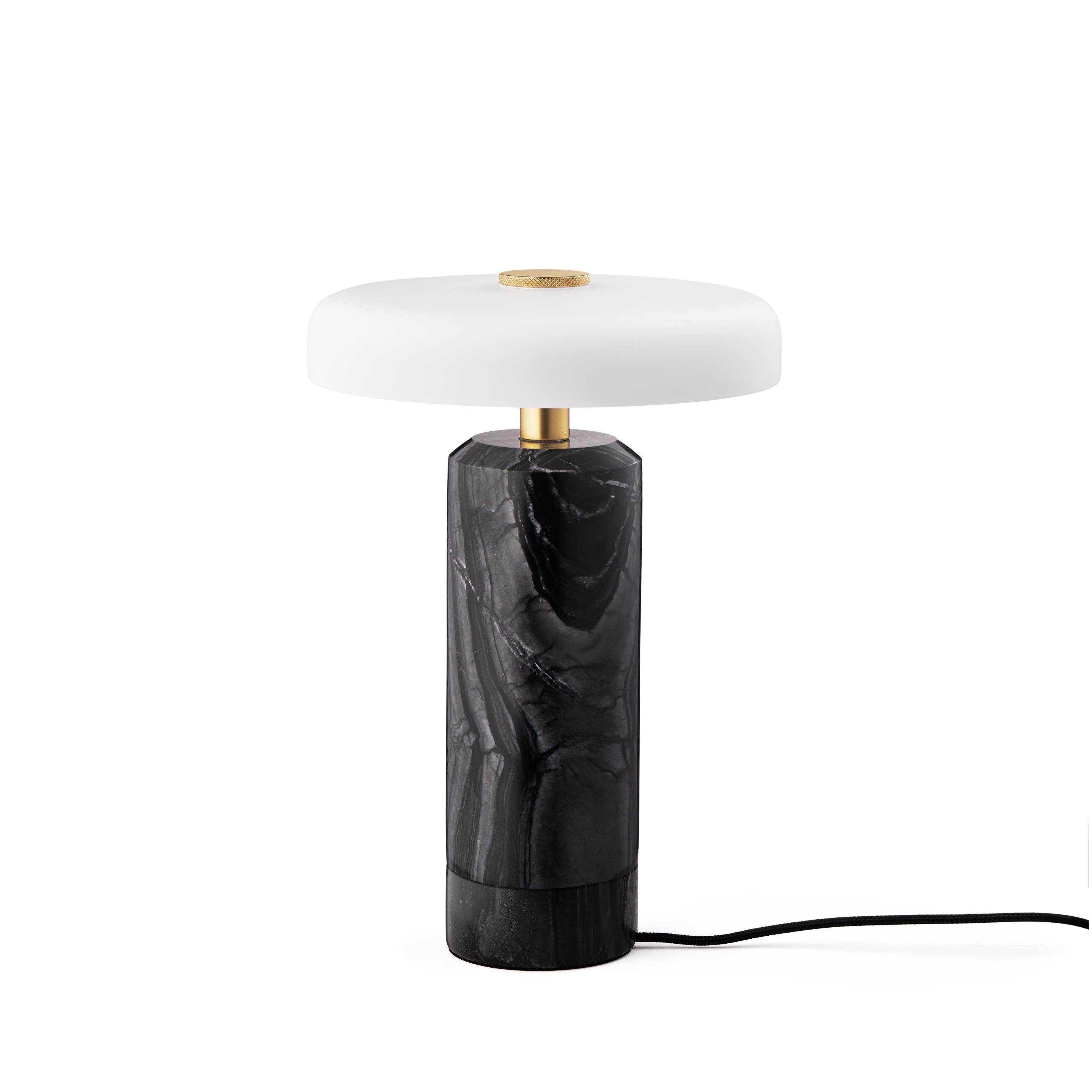 Draagbare lamp TRIP zwart marmer met melkachtig wit glas