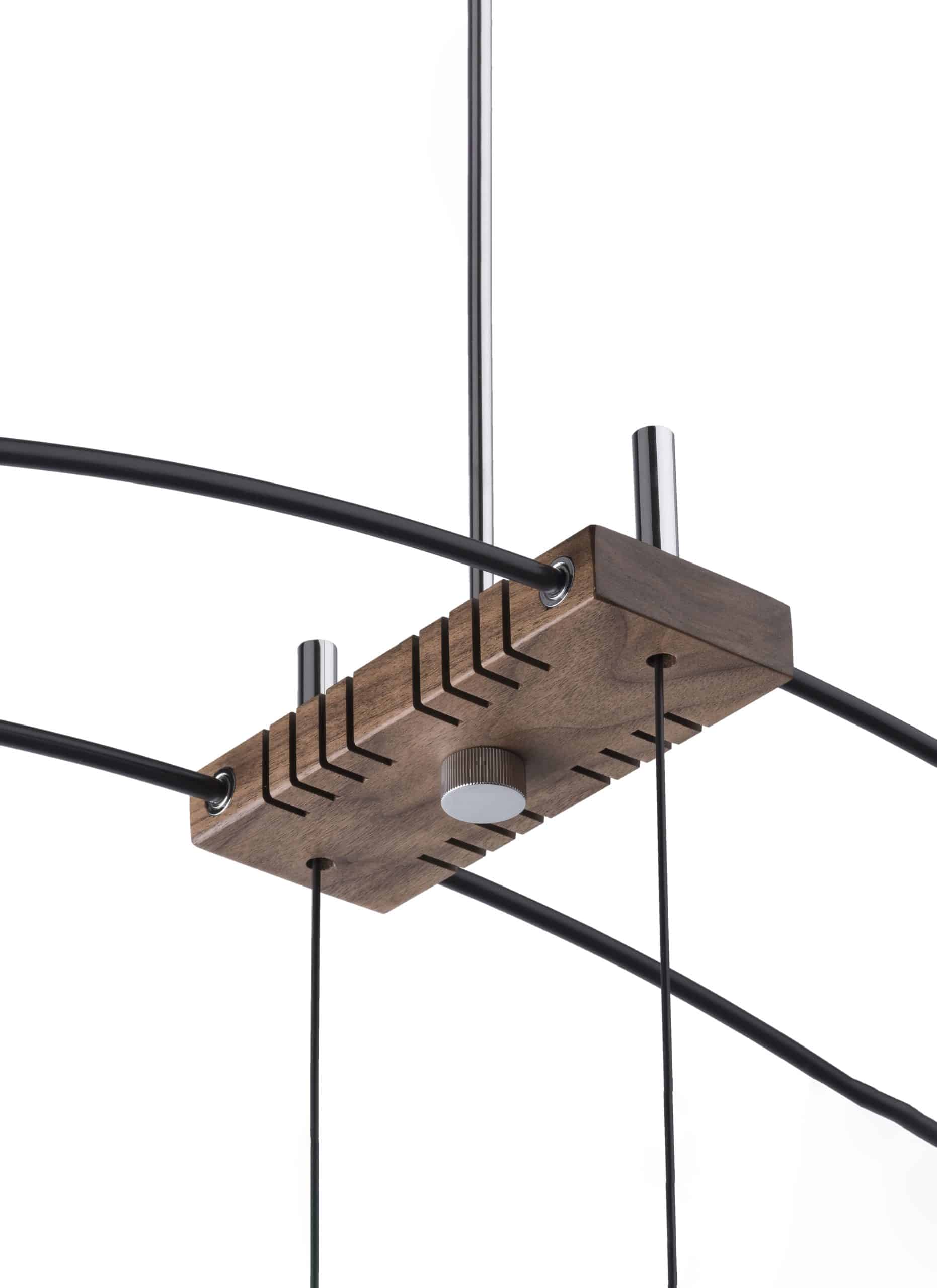 Wandklok DELMORI van notenhout met zwart en messing