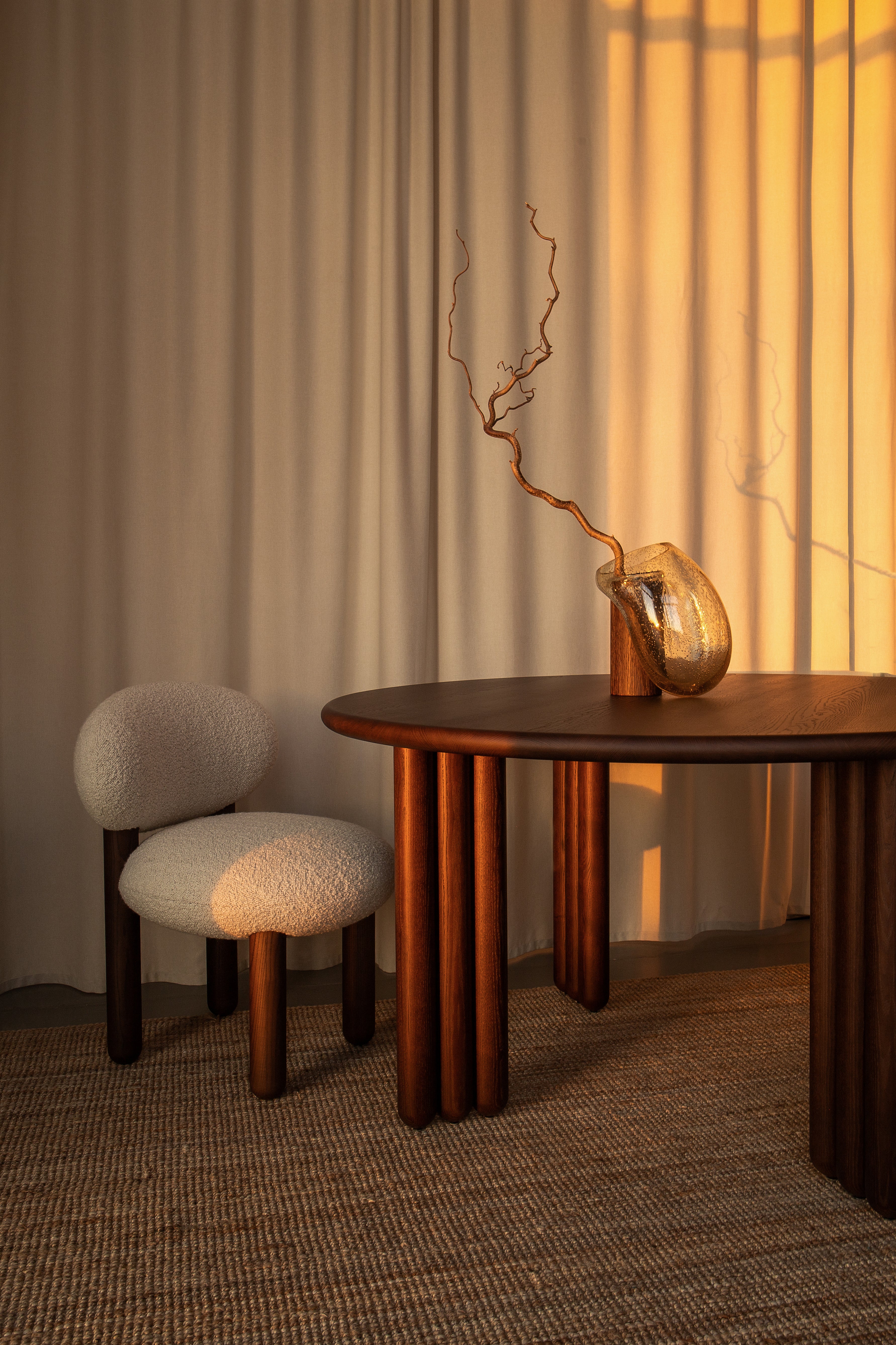 Runder Tisch FLOCK aus braunem Eschenholz