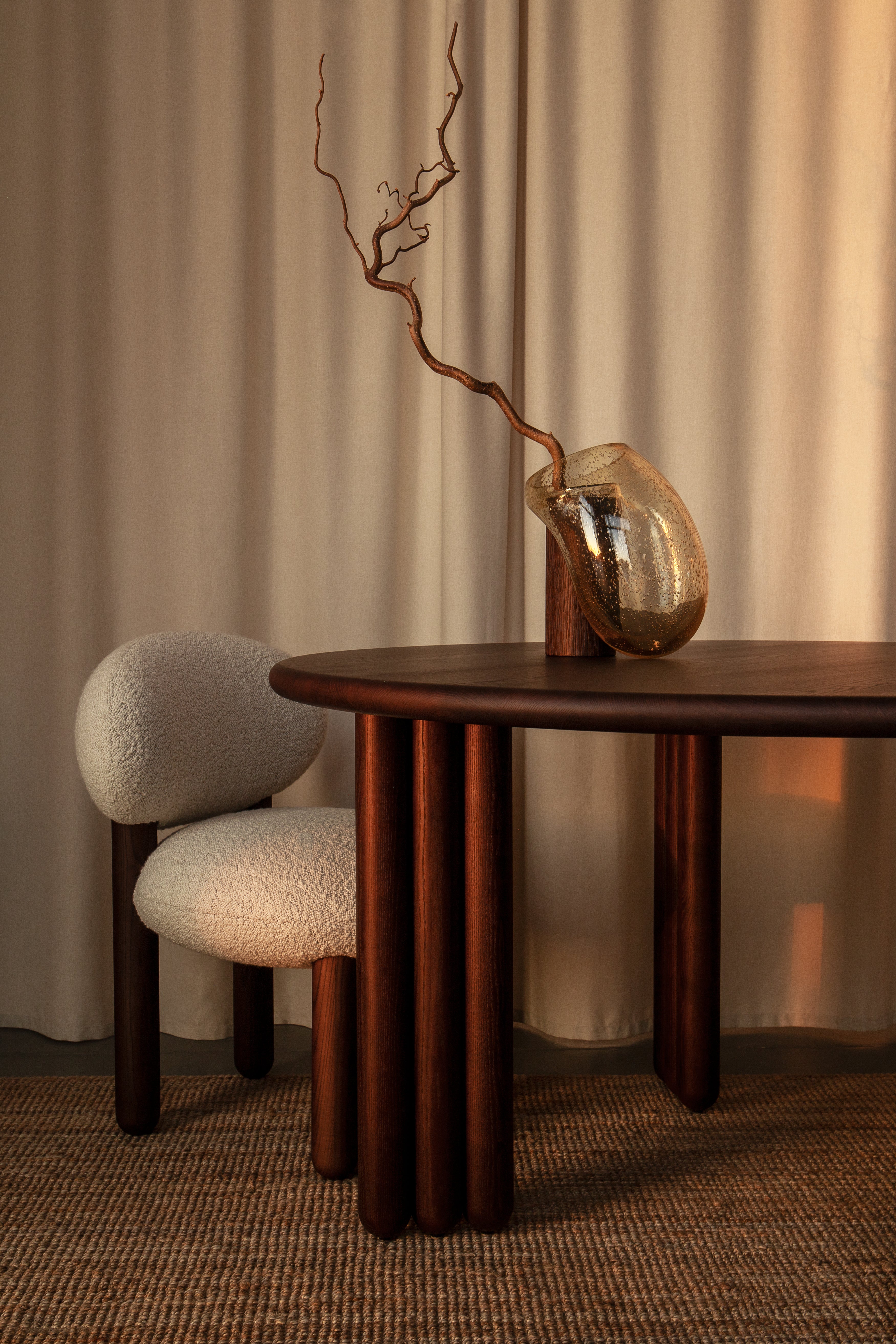 Runder Tisch FLOCK aus braunem Eschenholz