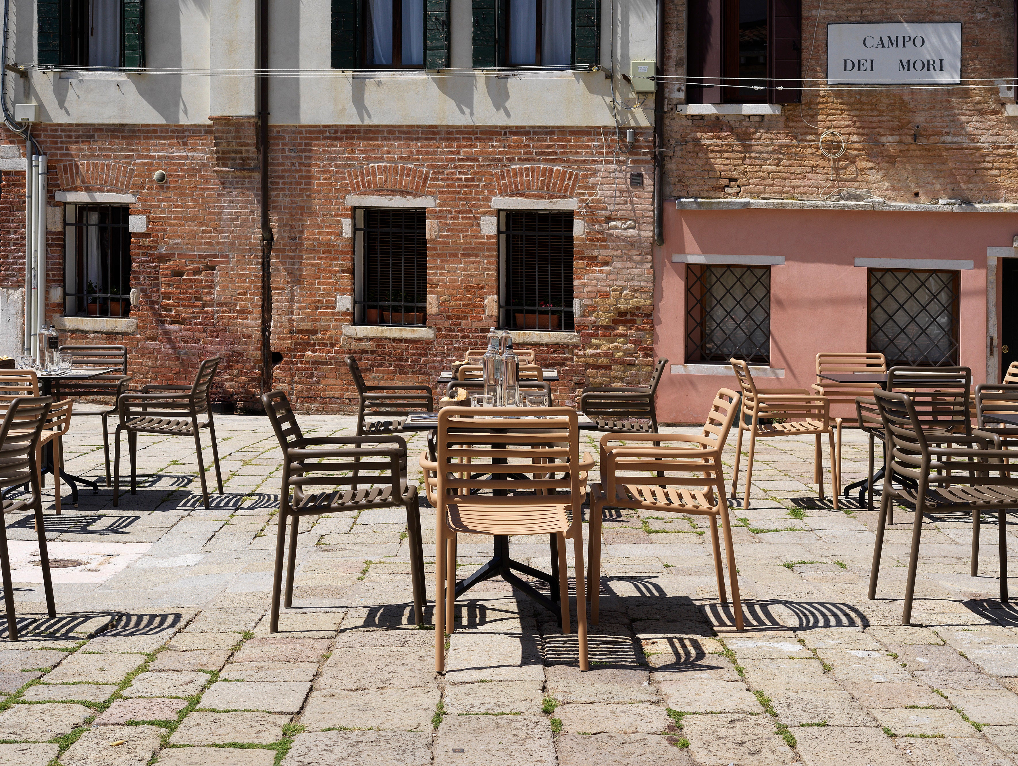 Outdoor chair with armrests DOGA white