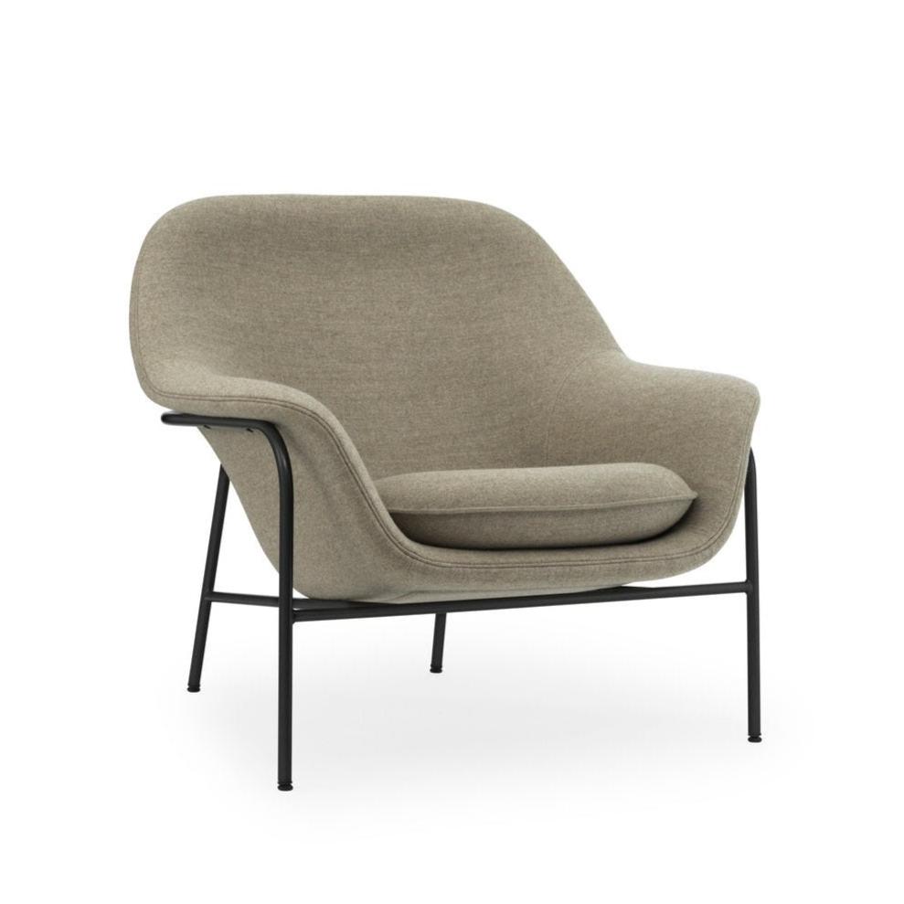 Drapieren niedriger Sessel mit einer schwarzen Metallbasis