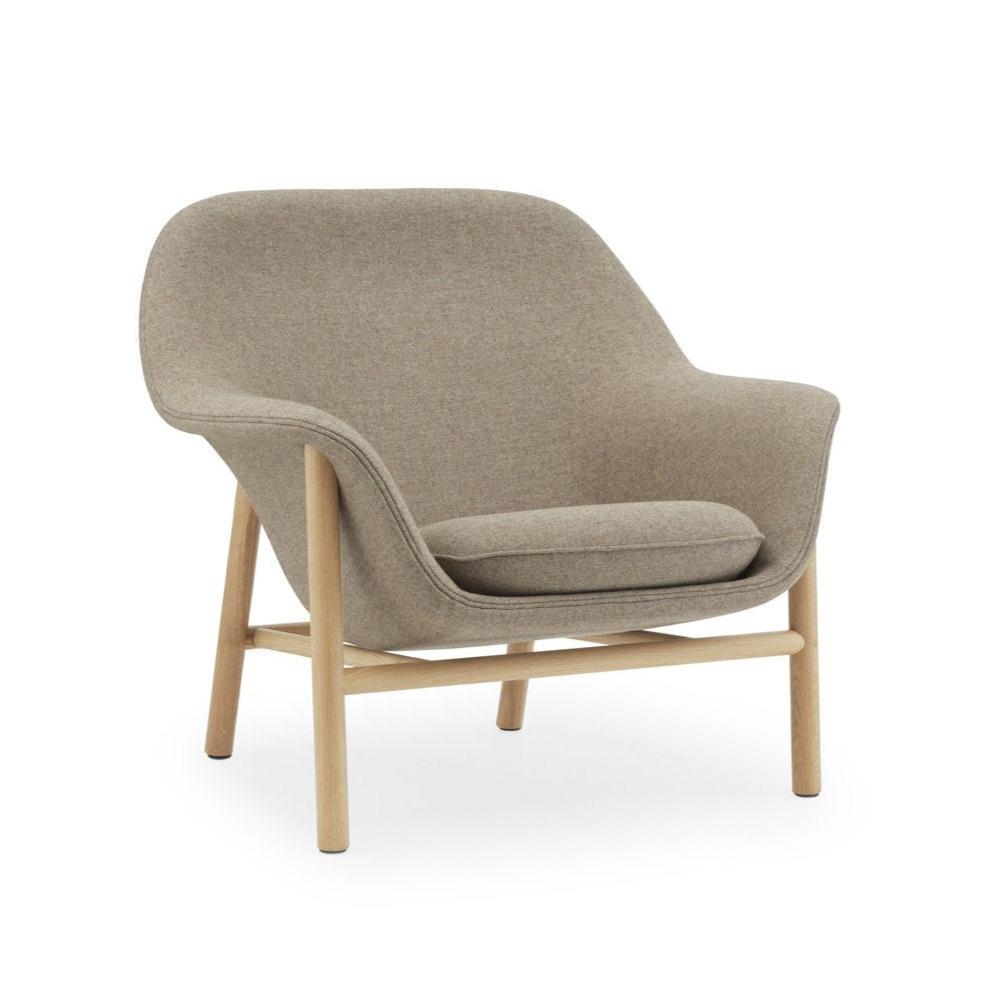 Drapieren niedriger Sessel mit einer Eichenbasis