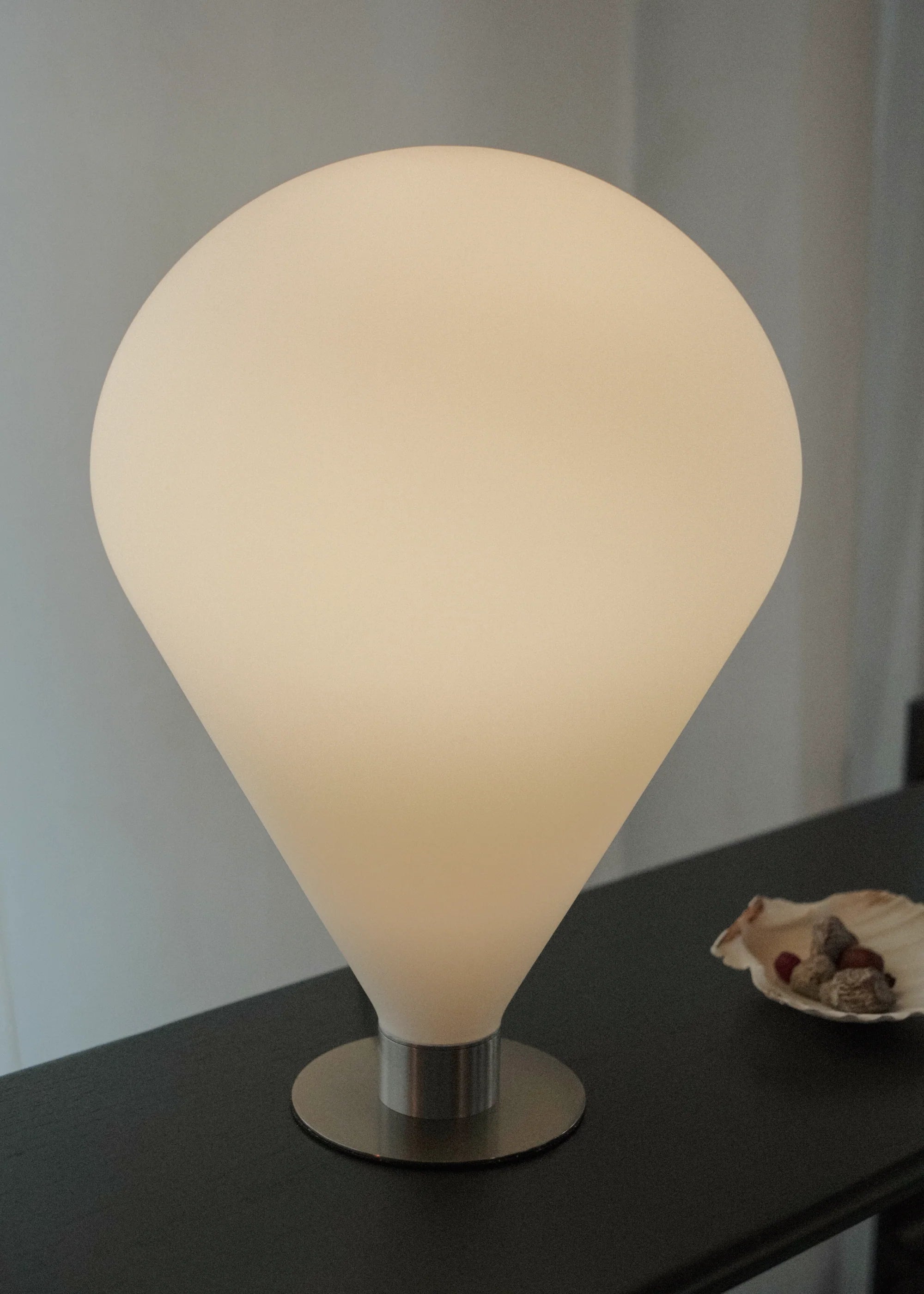 Lampa stołowa ELY biały klosz ze srebrną podstawą – szkło, TAMO