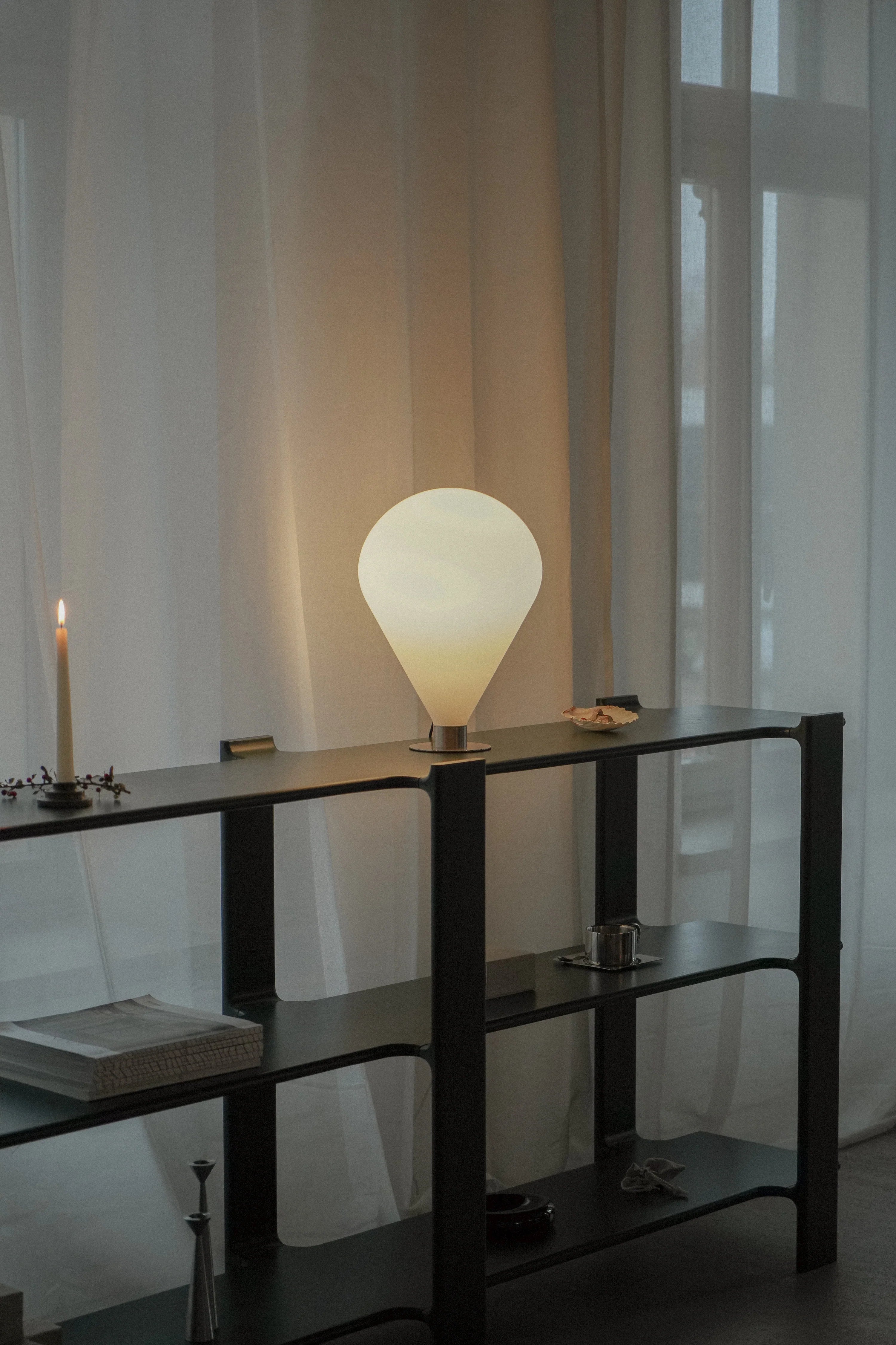 Lampa stołowa ELY biały klosz ze srebrną podstawą, marka TAMO