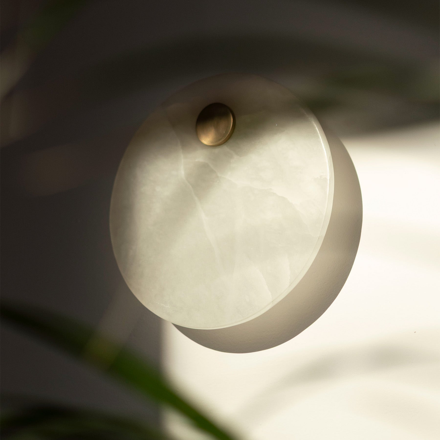 Alabaster Wall Lamp EOS Brass