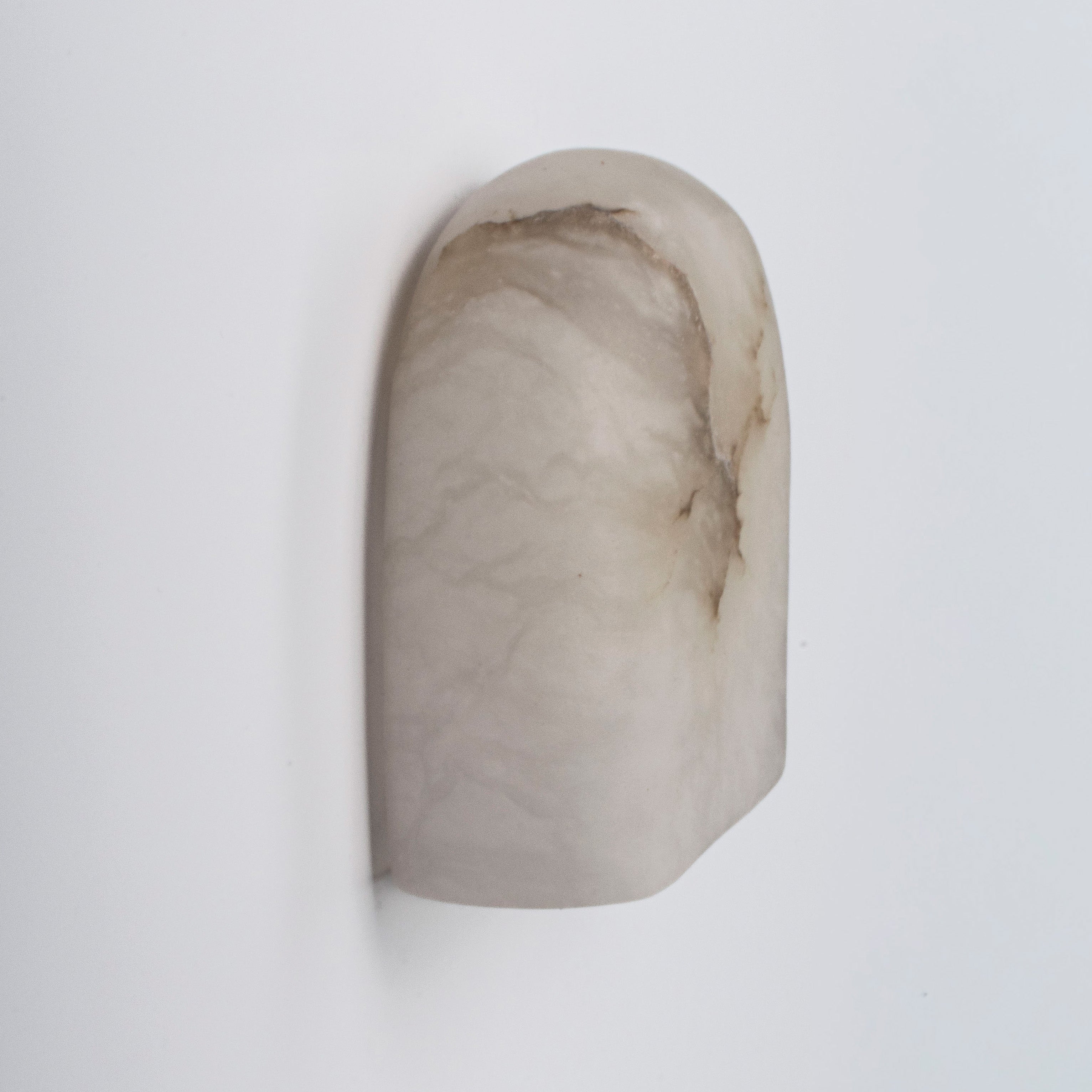 Wandlamp alabaster TAYGETA met patroonafwerking