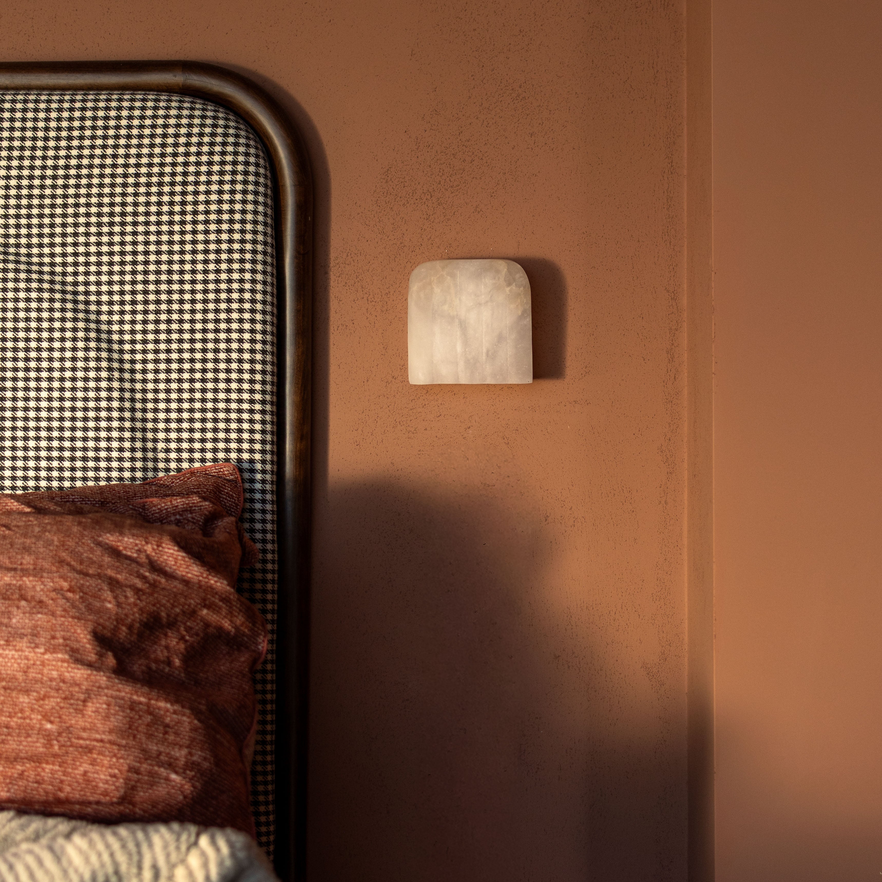 MEROPE Alabaster Wandlamp met een matte afwerking