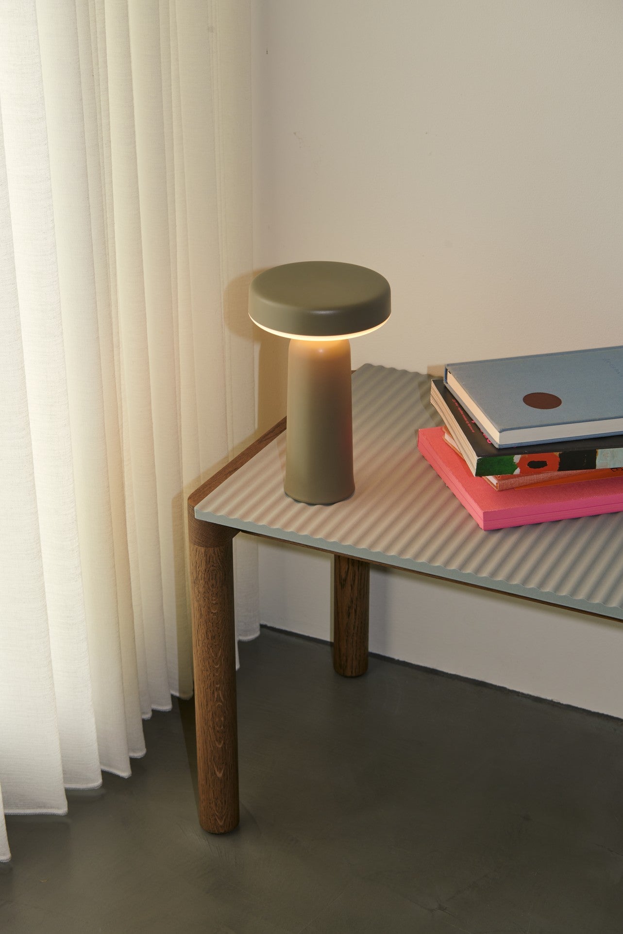 Salontafel COUPLE zandkleurig met een donkere eiken basis