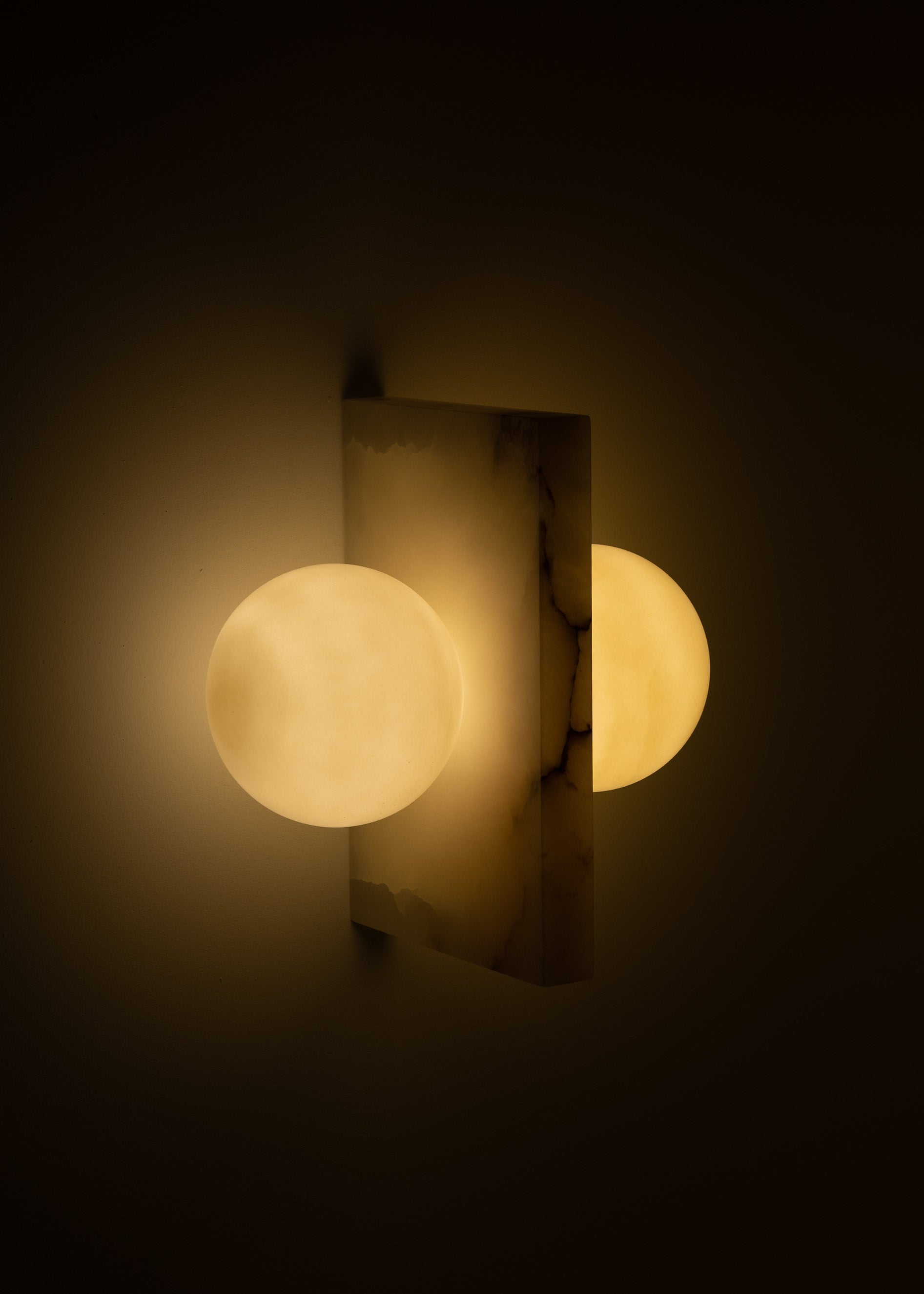 Wandlamp FLUGI wit alabaster