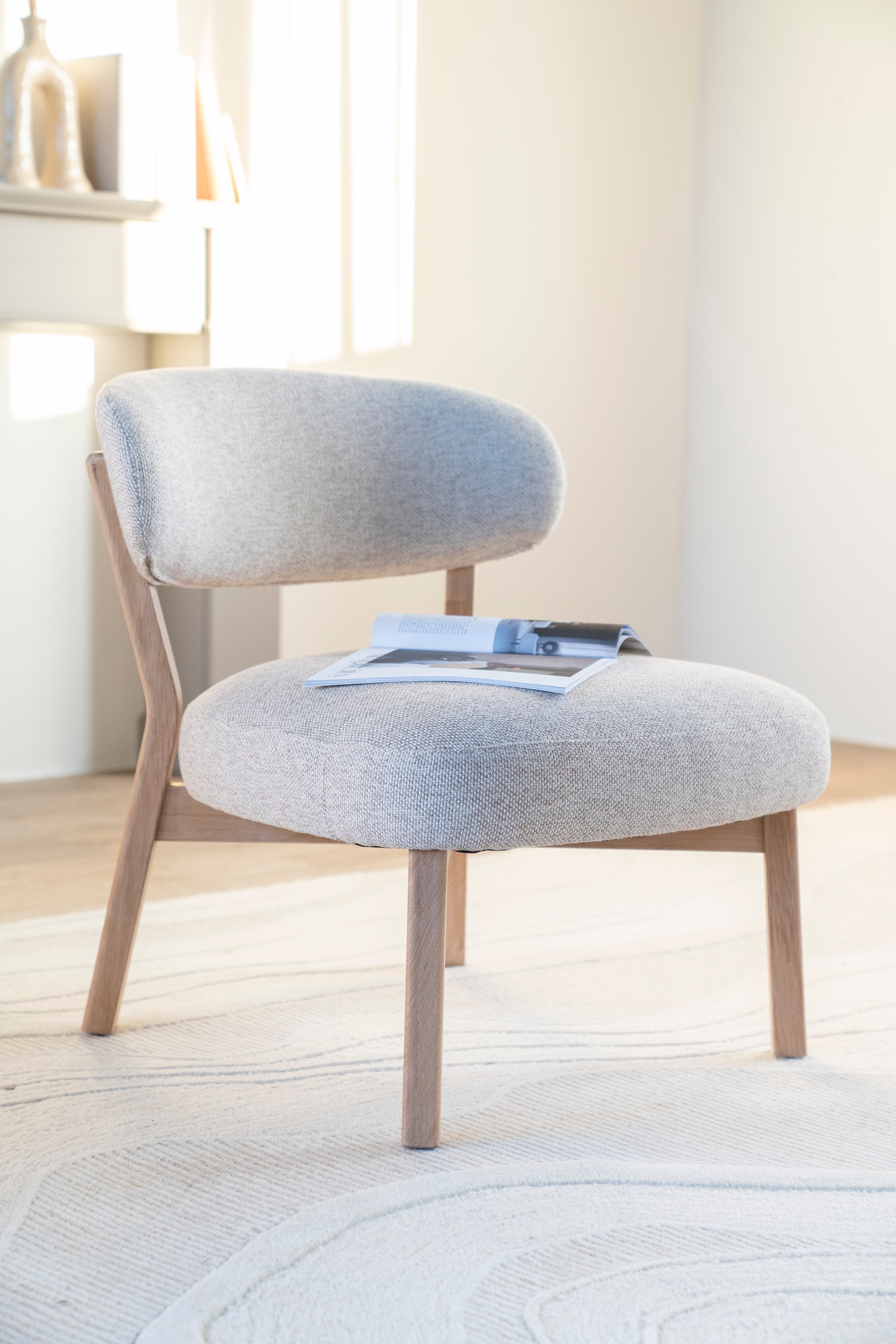 Beige MIKKY fauteuil met lichte houten basis
