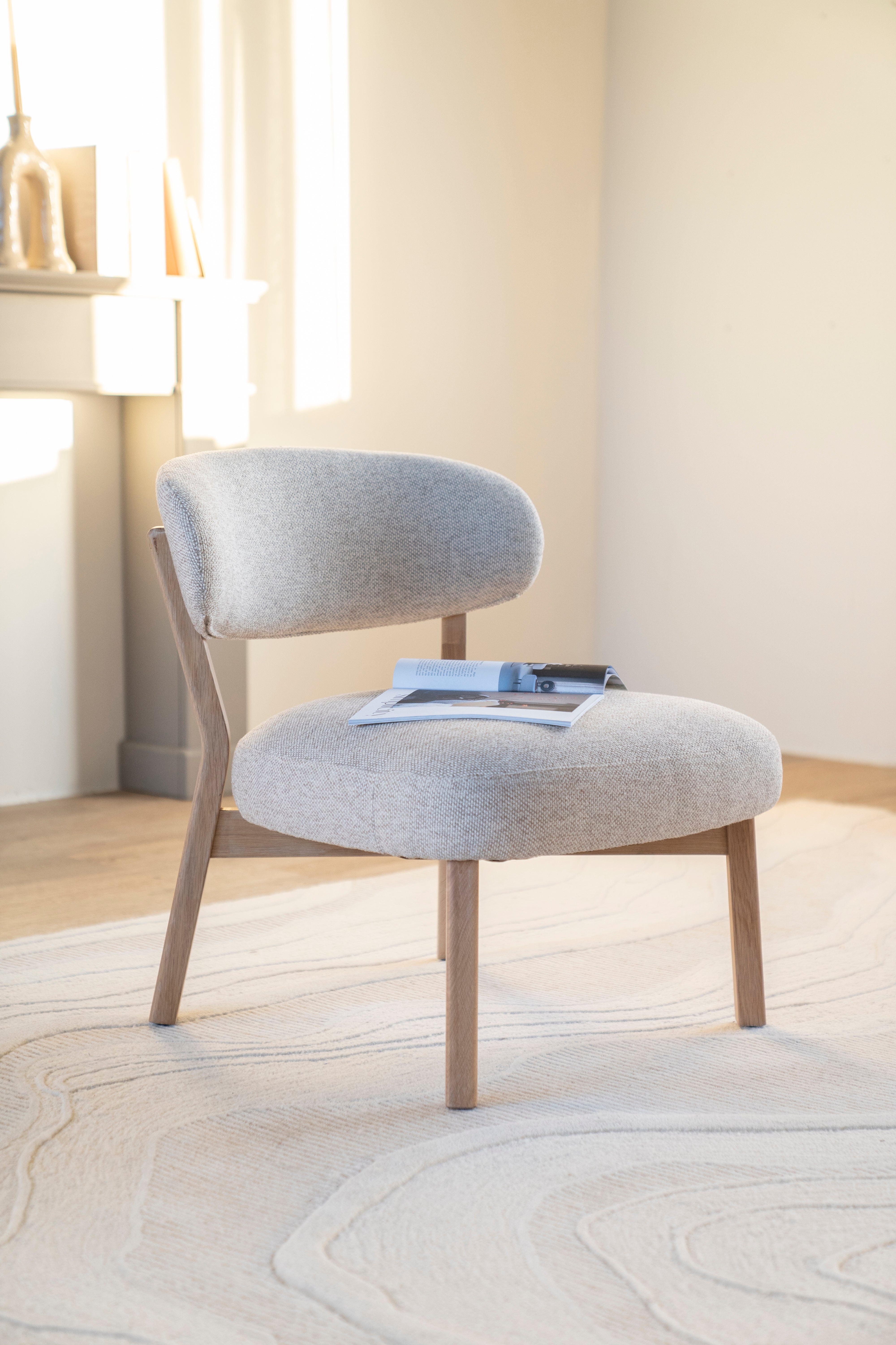 Beige MIKKY fauteuil met lichte houten basis