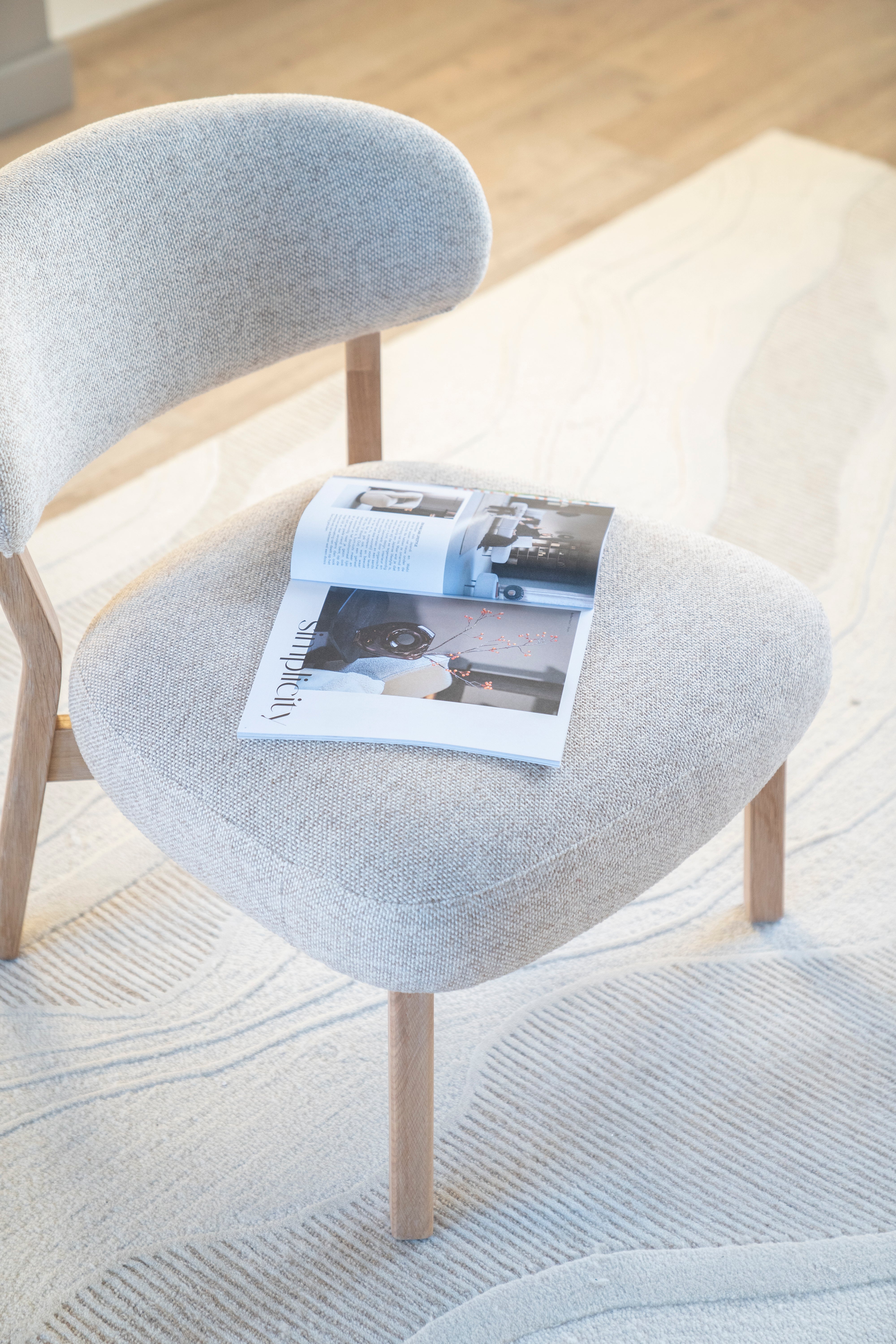 Beige MIKKY fauteuil met lichte houten basis