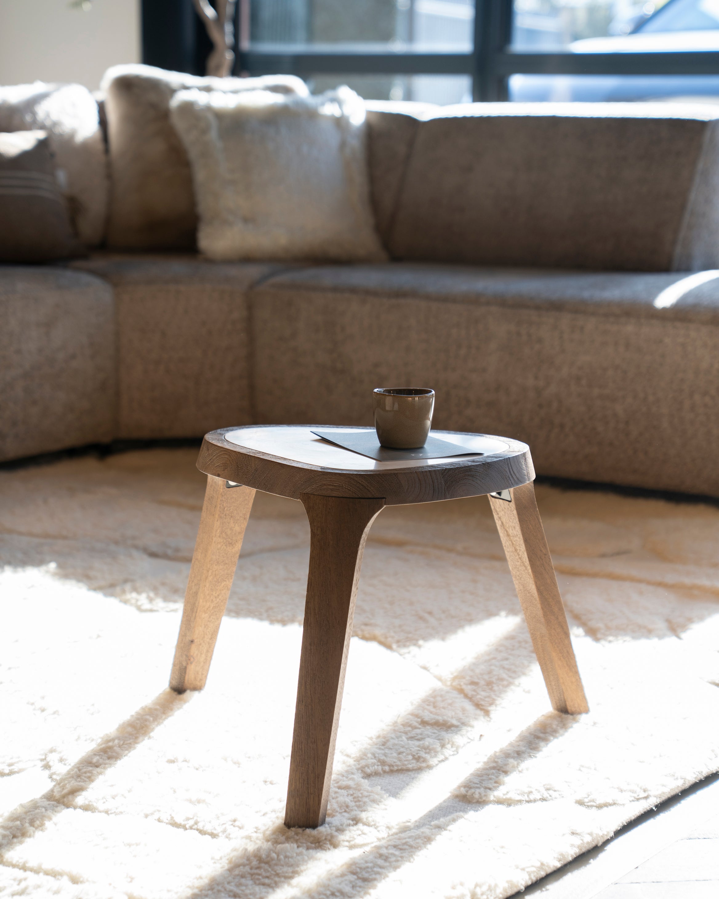 Zijtafel FRED crème marmer met houten basis