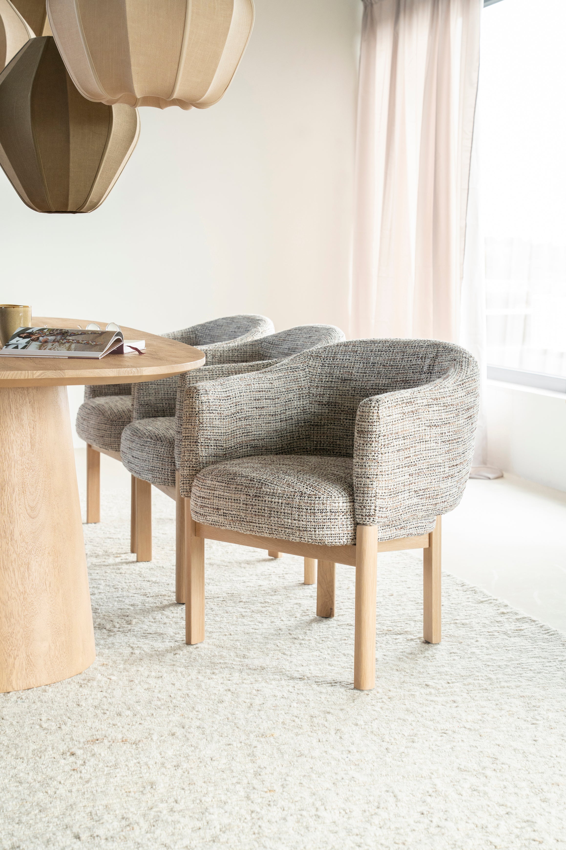 Fauteuil MICHA taupe met eiken basis
