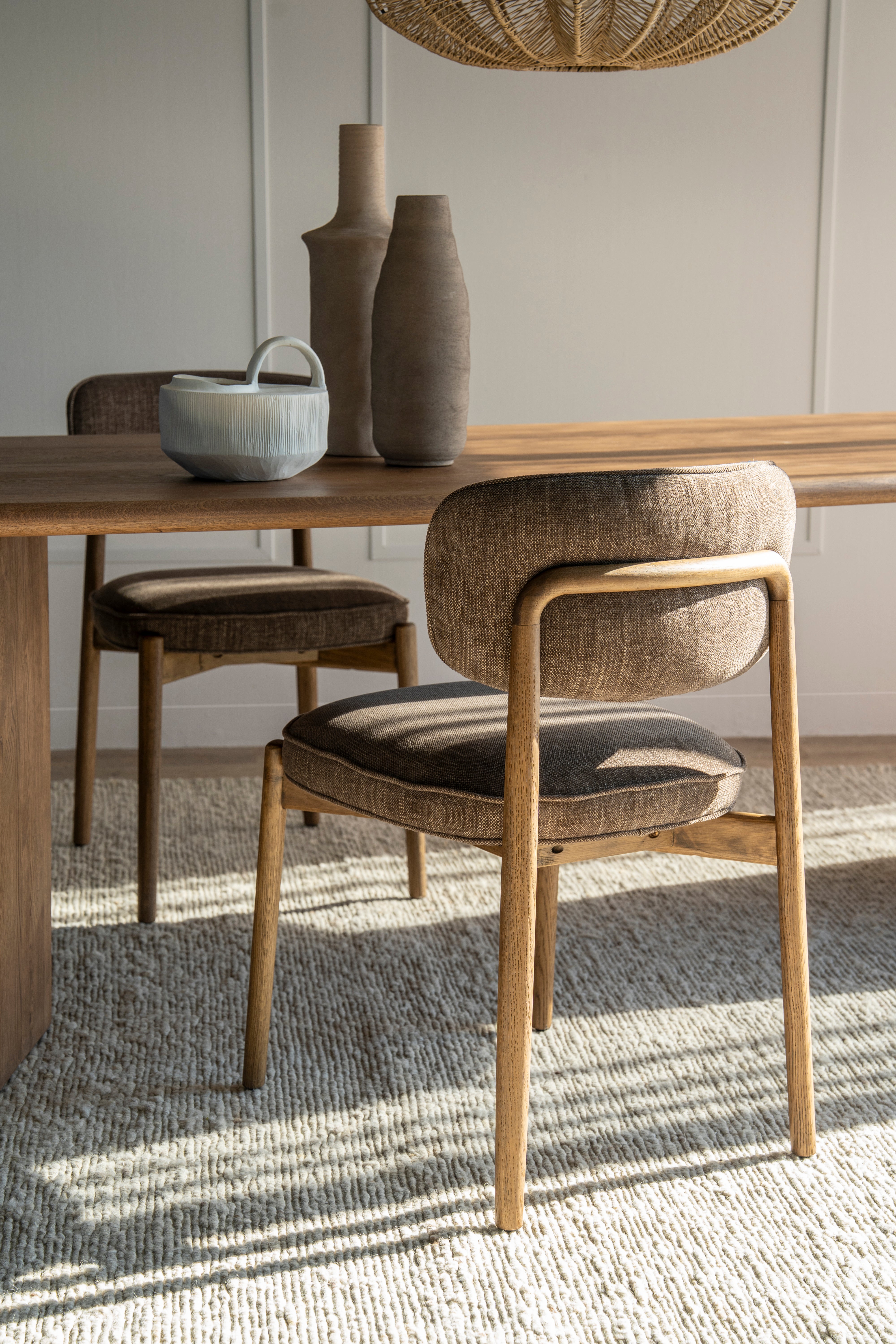 Beige RUNE stoel met een lichte eiken basis