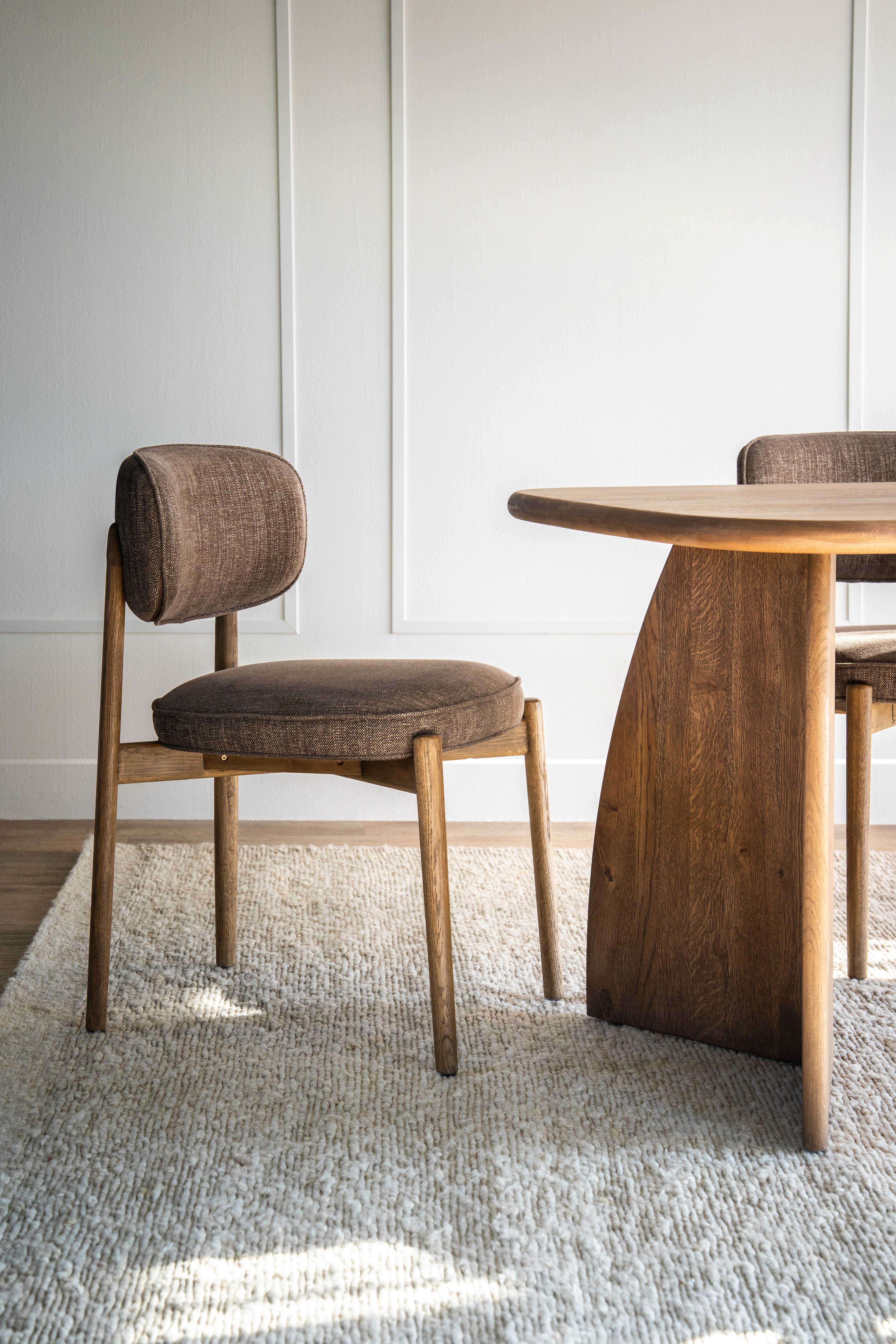 Stoel RUNE bruin met een eikenhouten basis