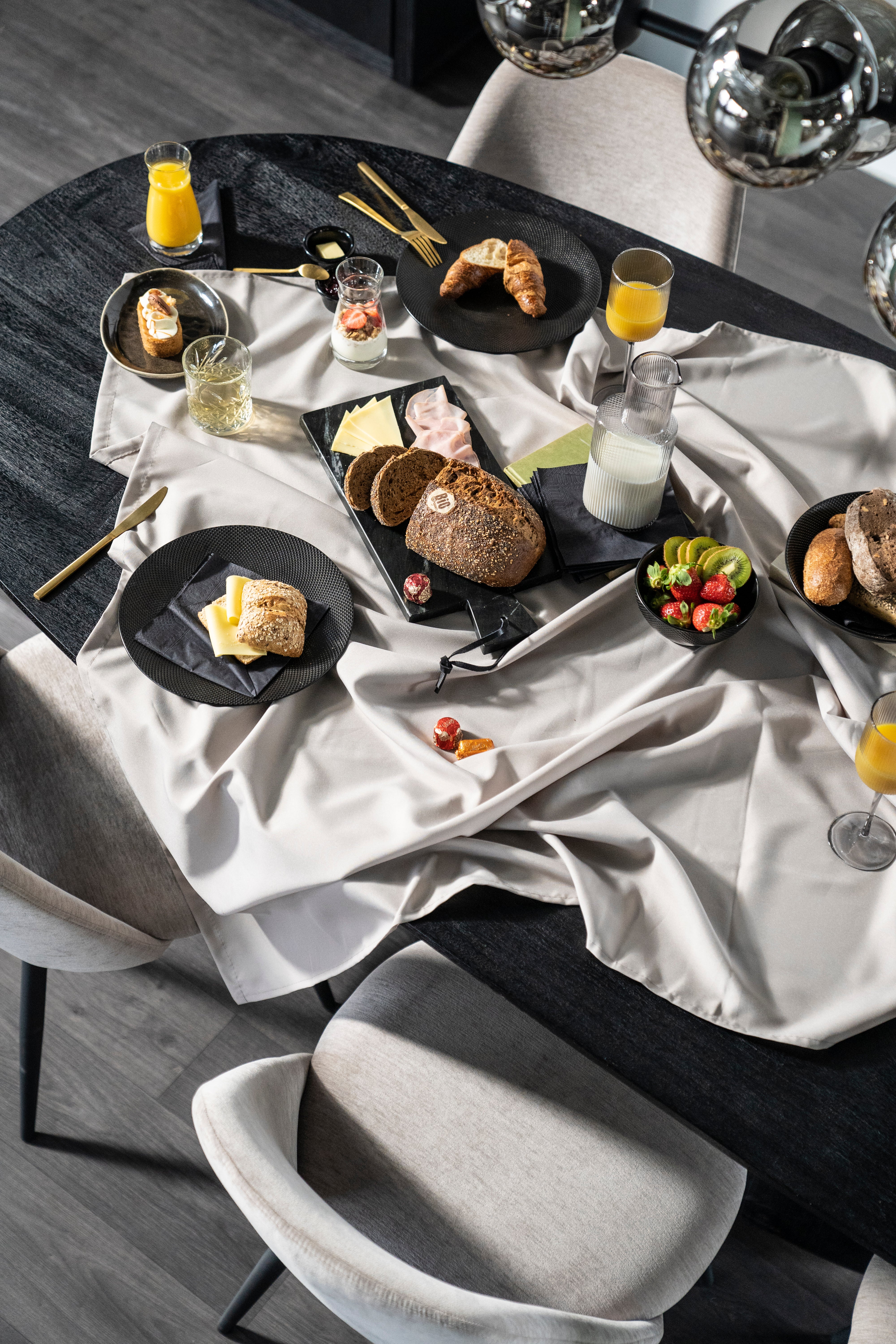 Ovale tafel ARON zwart mango hout