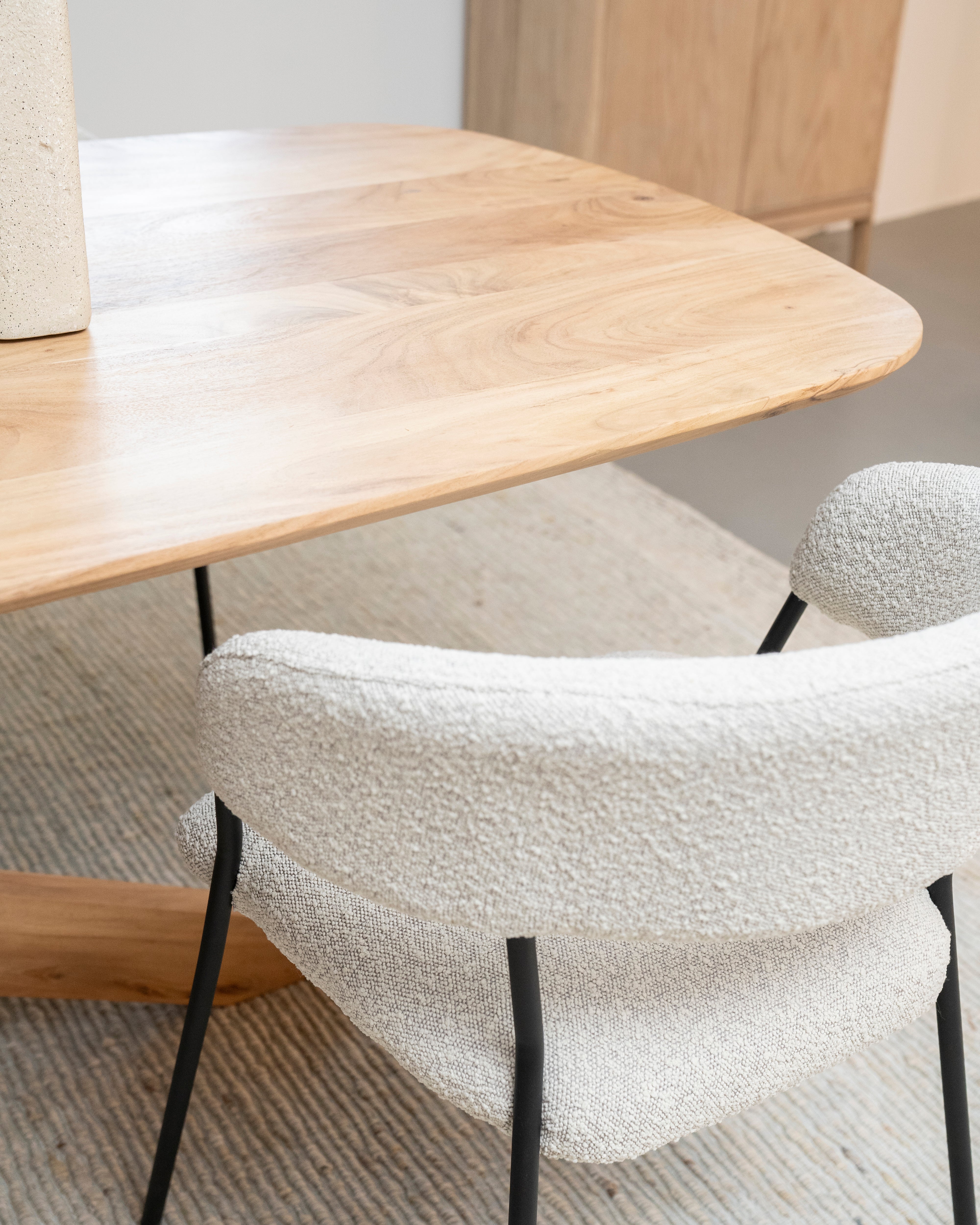 Ovaler Tisch NIKKI aus Akazienholz