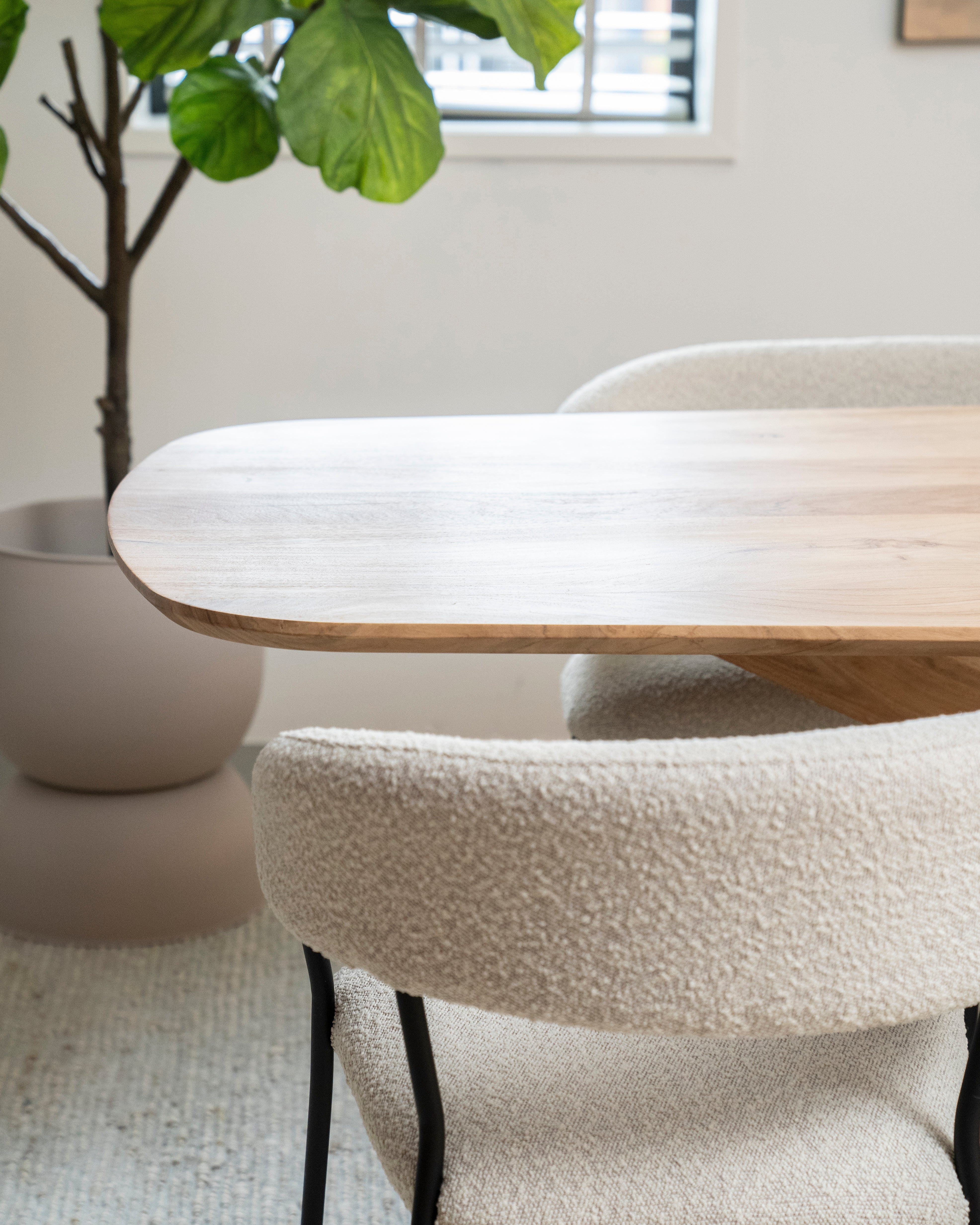 Ovaler Tisch NIKKI aus Akazienholz