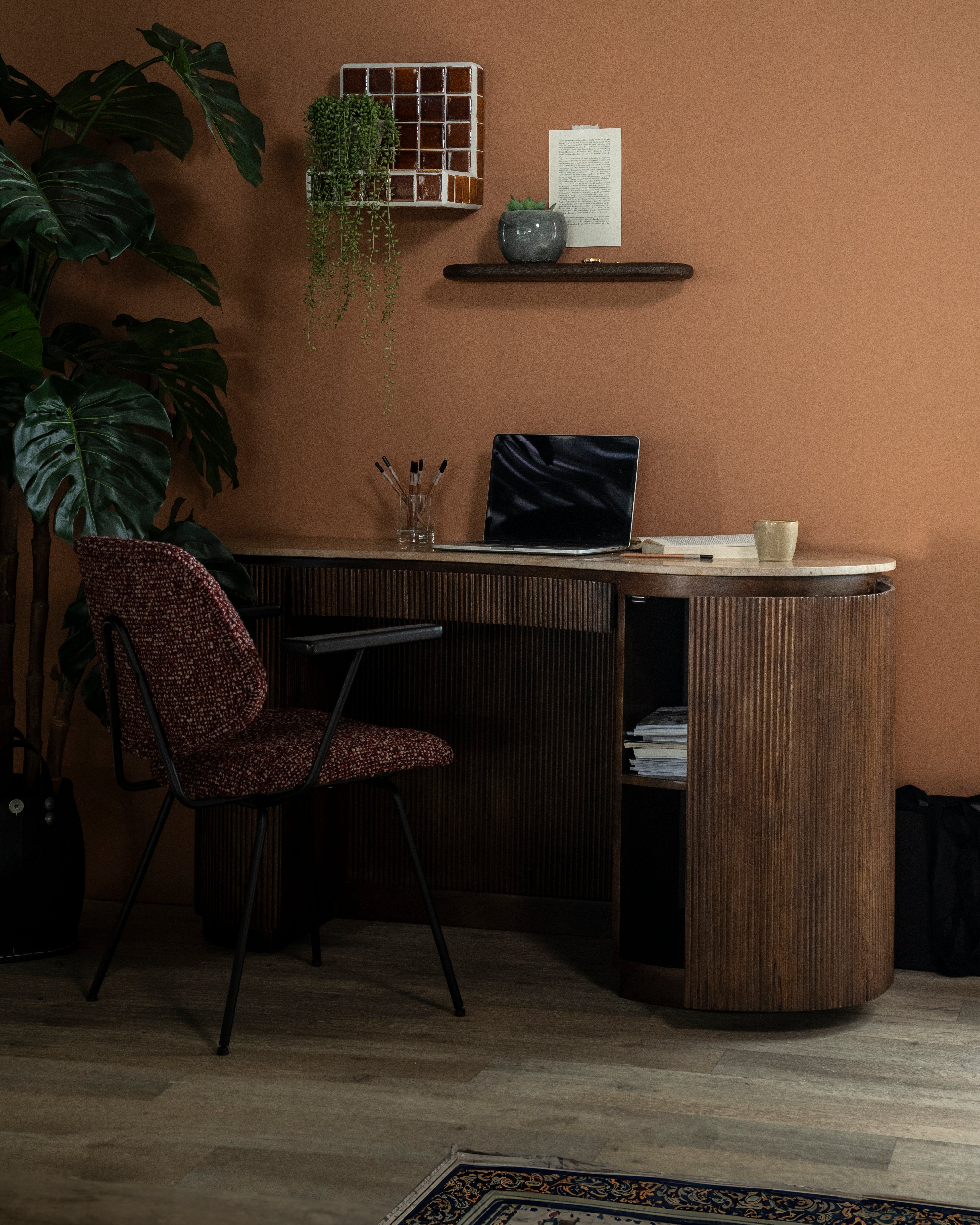 Bureau MARI van mango-hout met een blad van travertijn