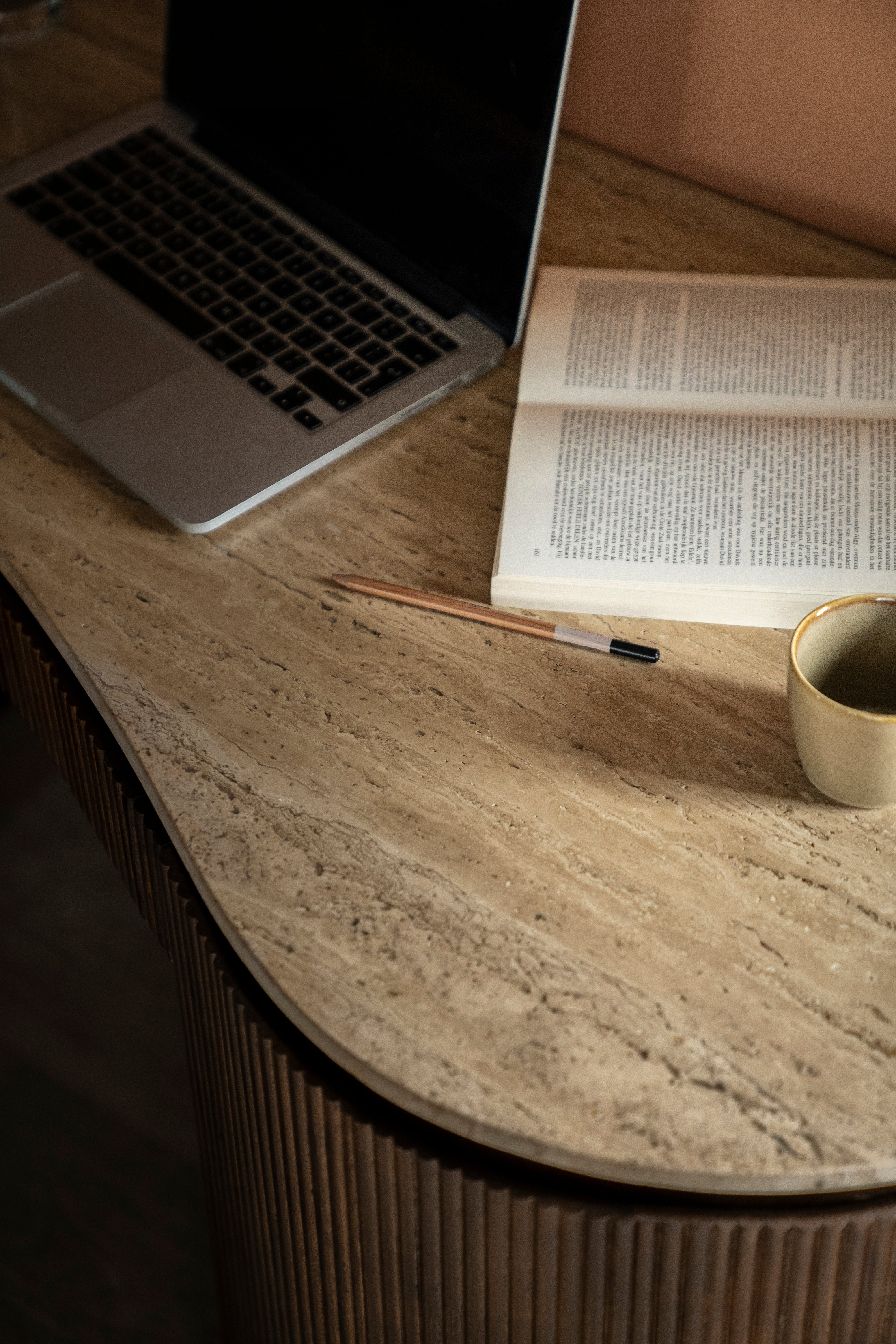 Bureau MARI van mango-hout met een blad van travertijn