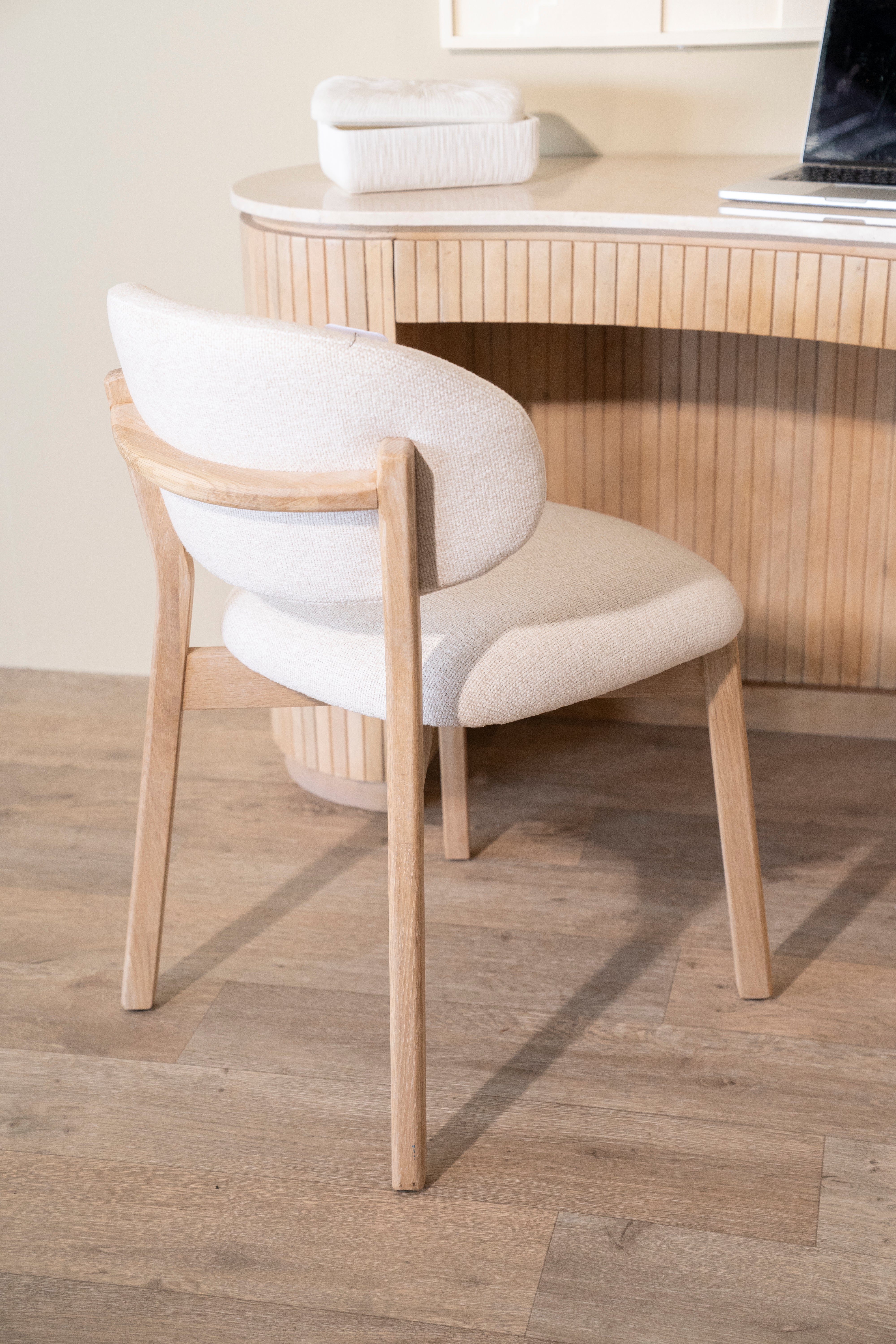 Stoel MIKKY beige met eikenhouten basis