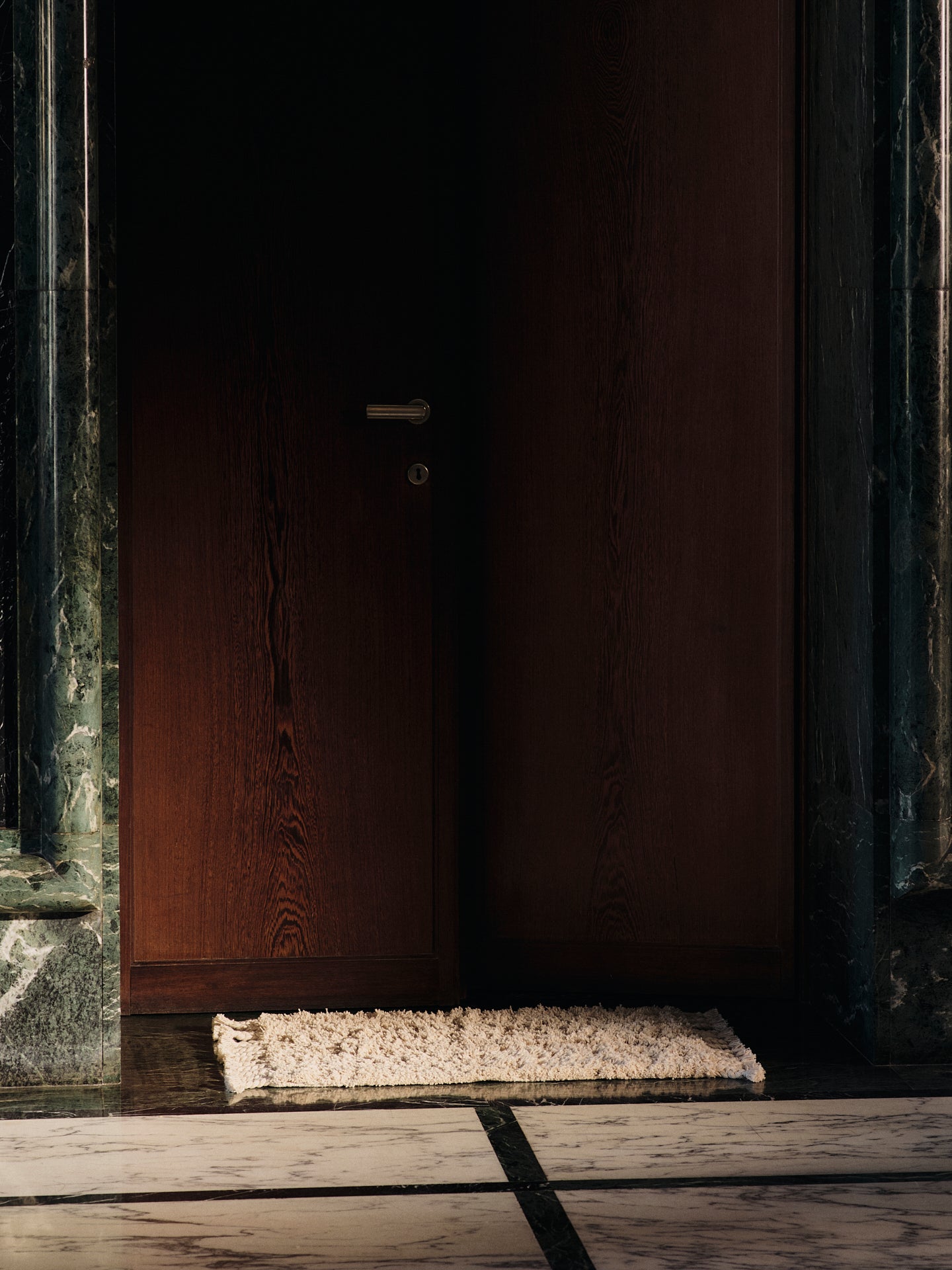 AMASS LONG PILE beige bathroom mat with long pile