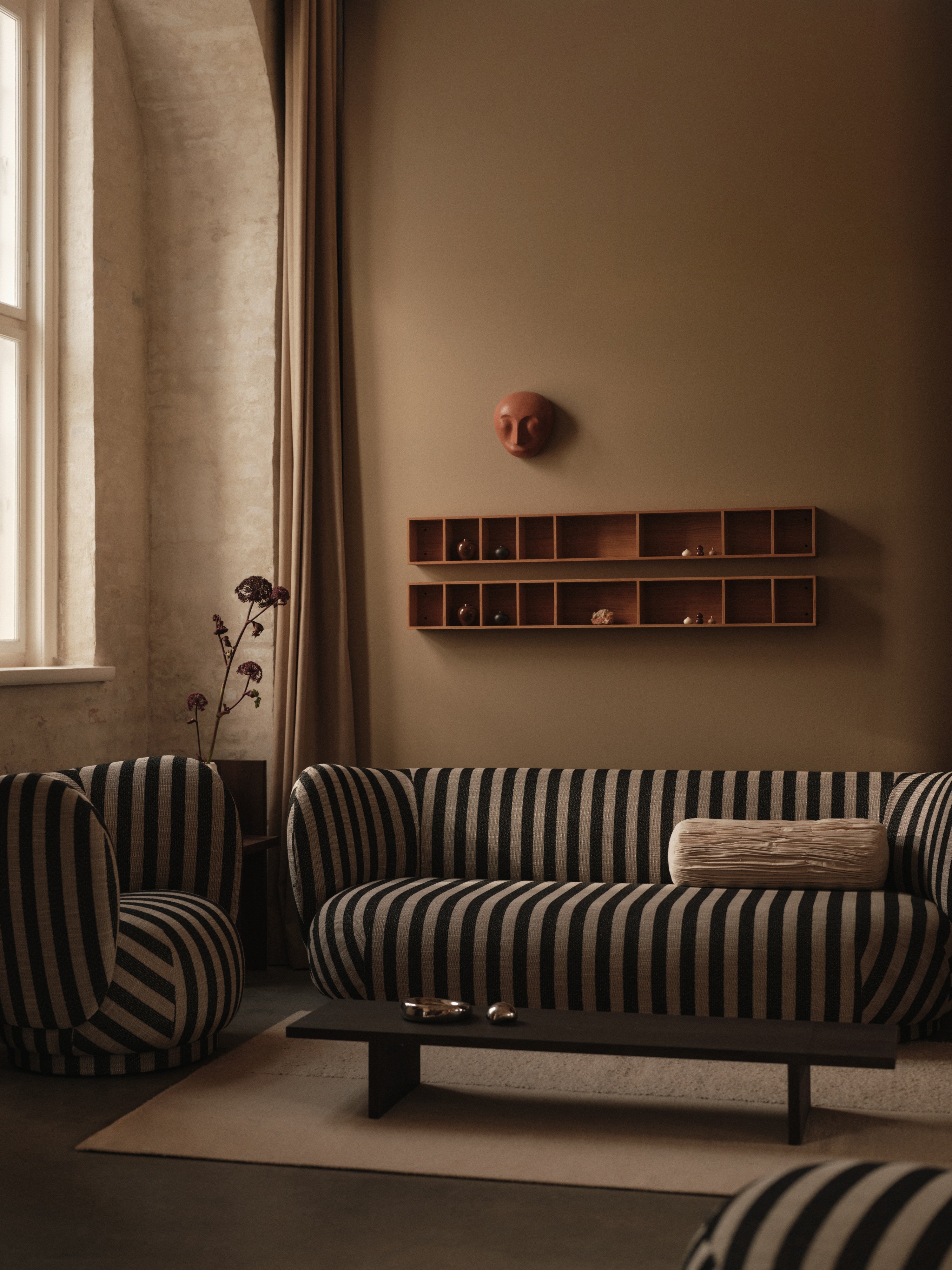 Stolik ekspozycyjny KONA ciemne drewno dębowe – ferm LIVING