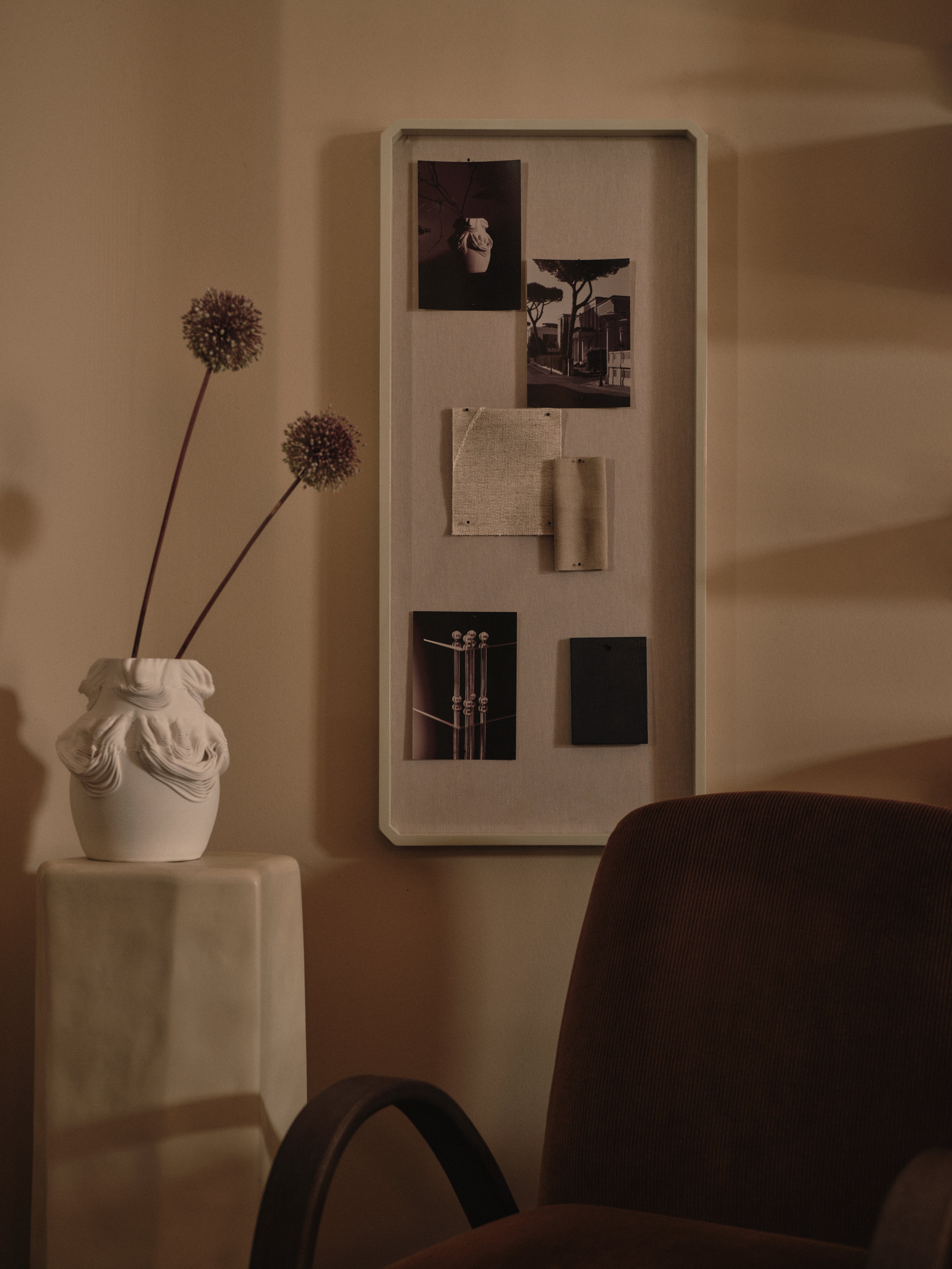 NOVA-Tafel in Grau mit rotem Rahmen