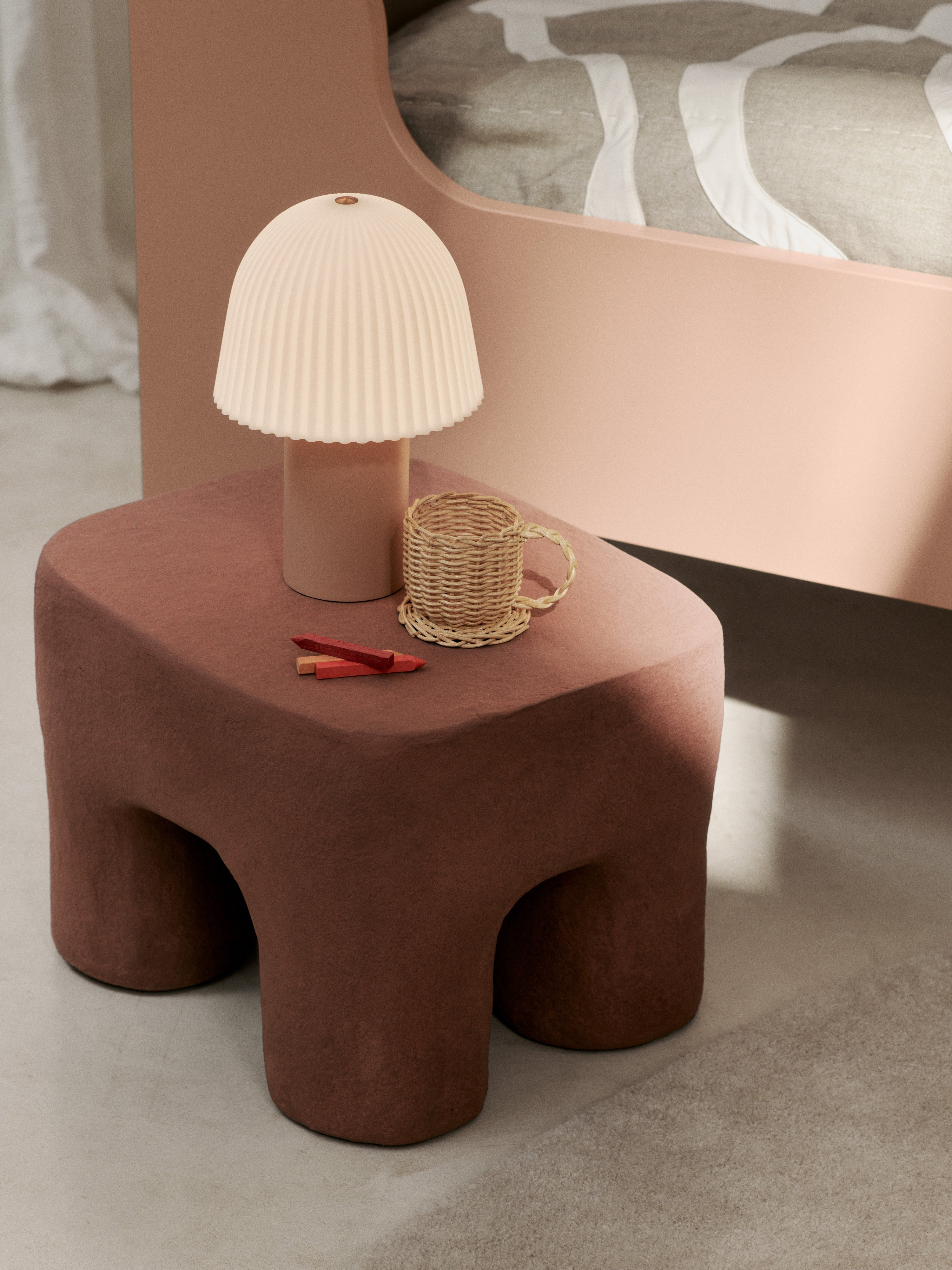 Tragbare Lampe FRILL in Hellrosa mit weißem Schirm