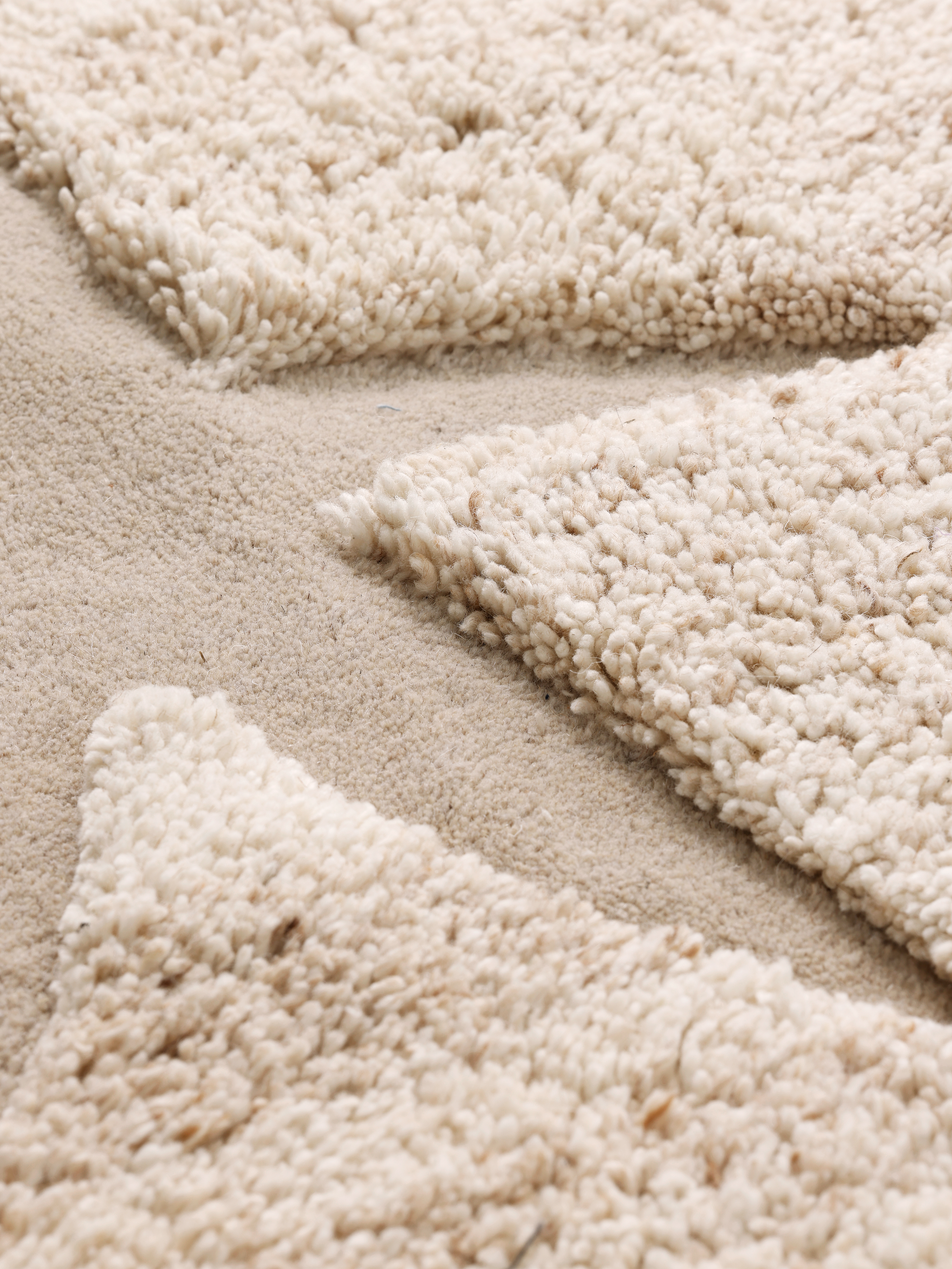 KOVE rug broken white