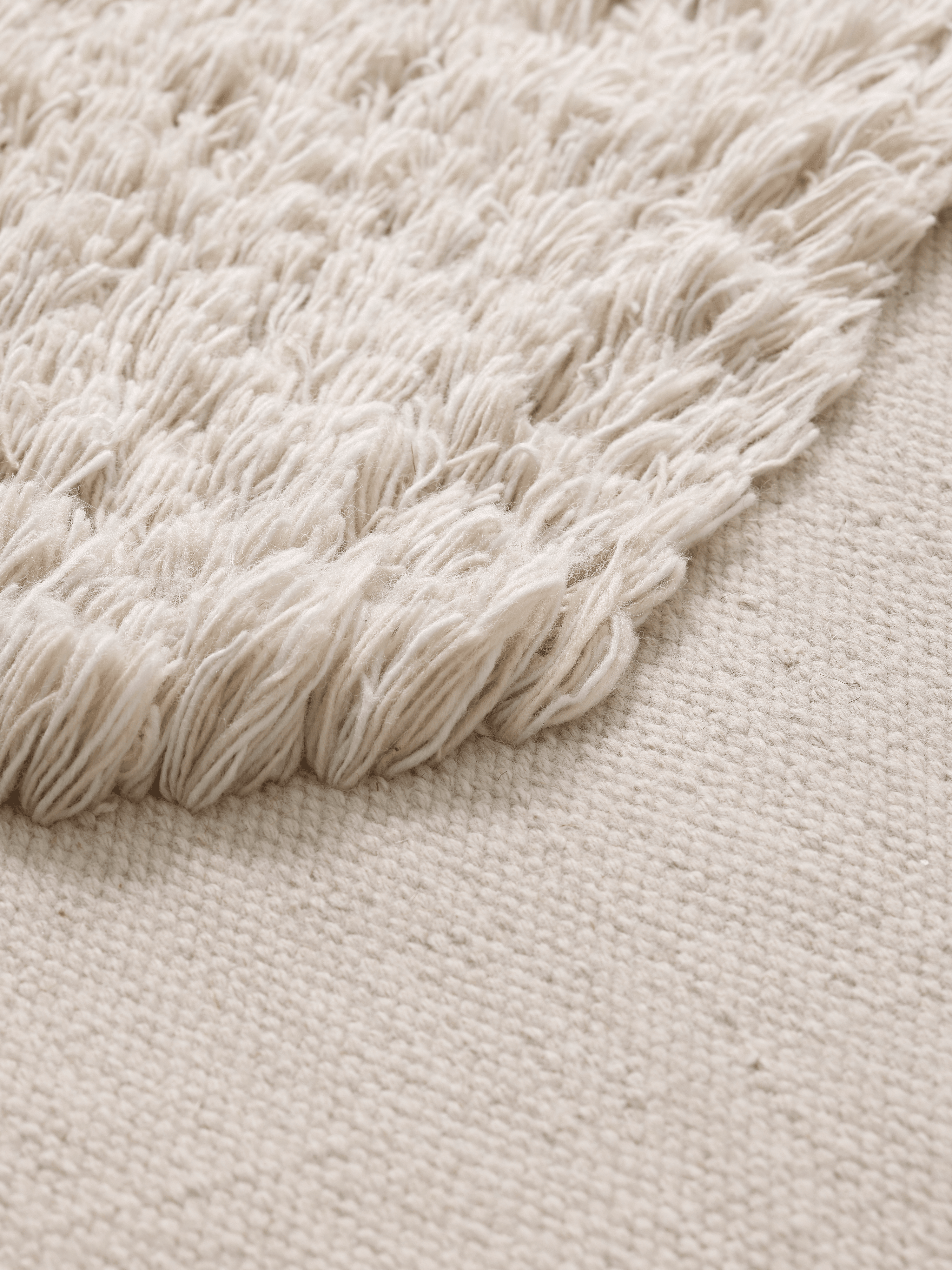 Ovaler Außen Teppich NORTE gebrochenes Weiß mit langem Flor