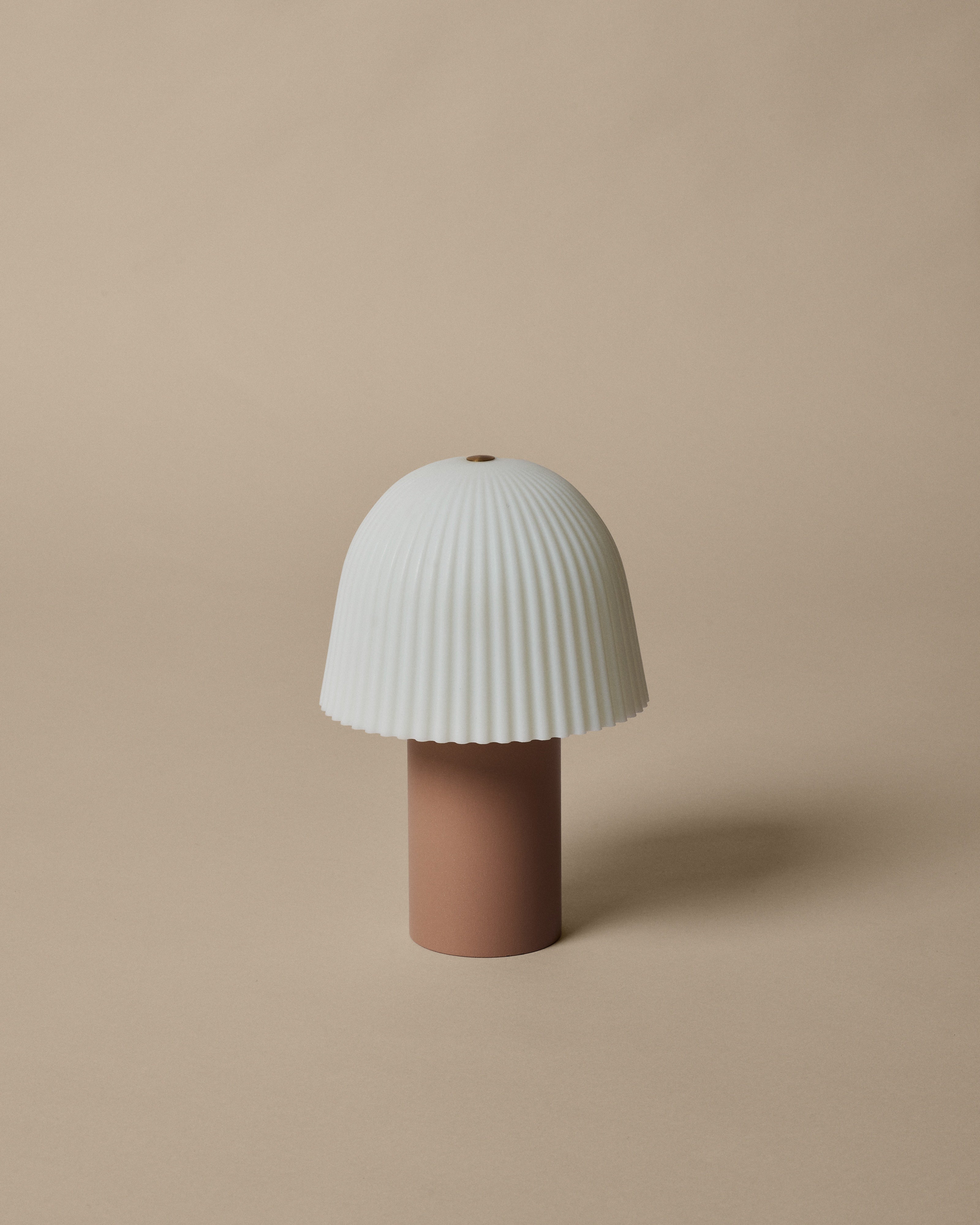 Tragbare Lampe FRILL in Hellrosa mit weißem Schirm