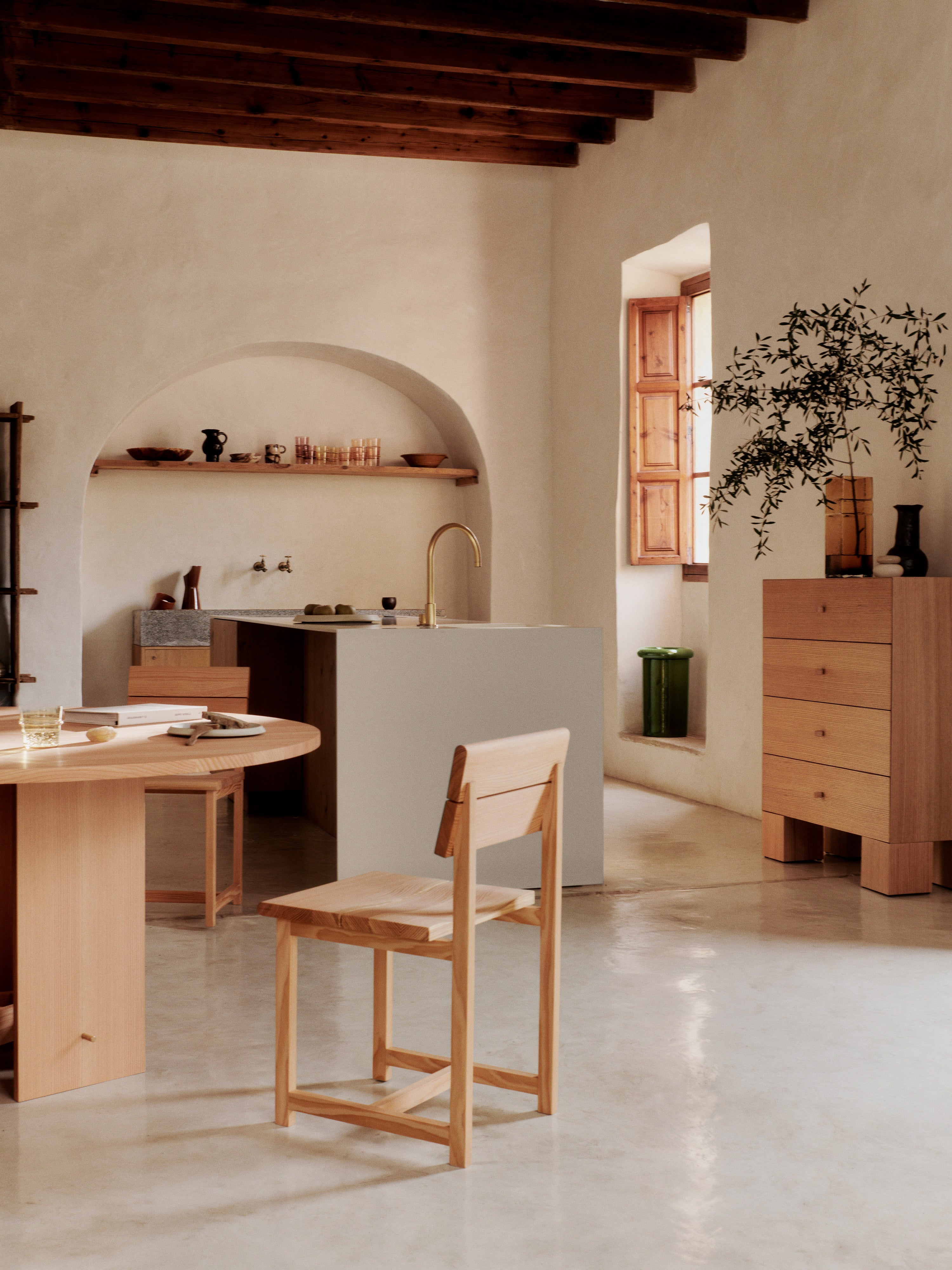 Ronde tafel AUKKO van massief dagleihout