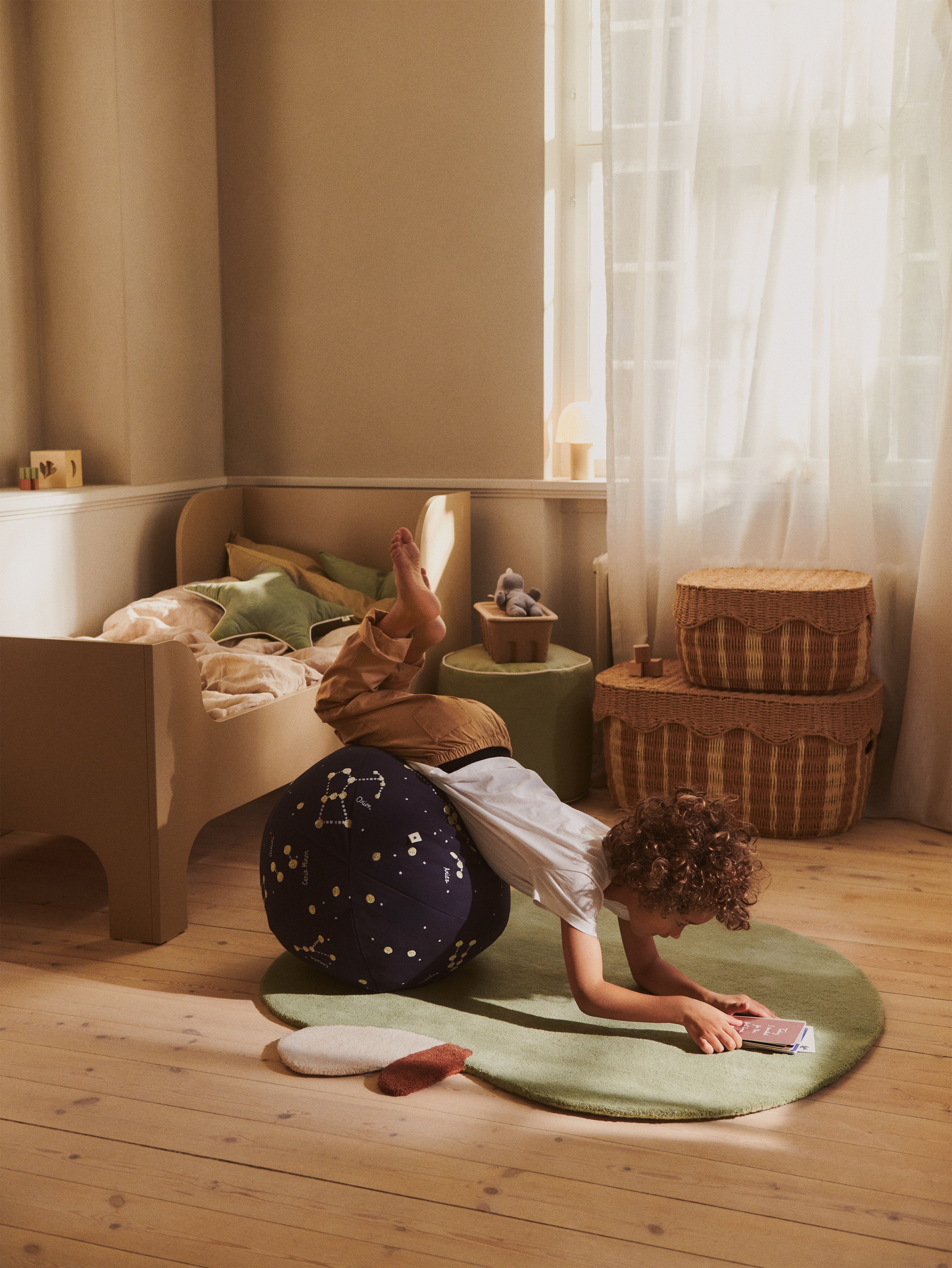 Kindertapijt APPLE groen met baksteenrood en beige