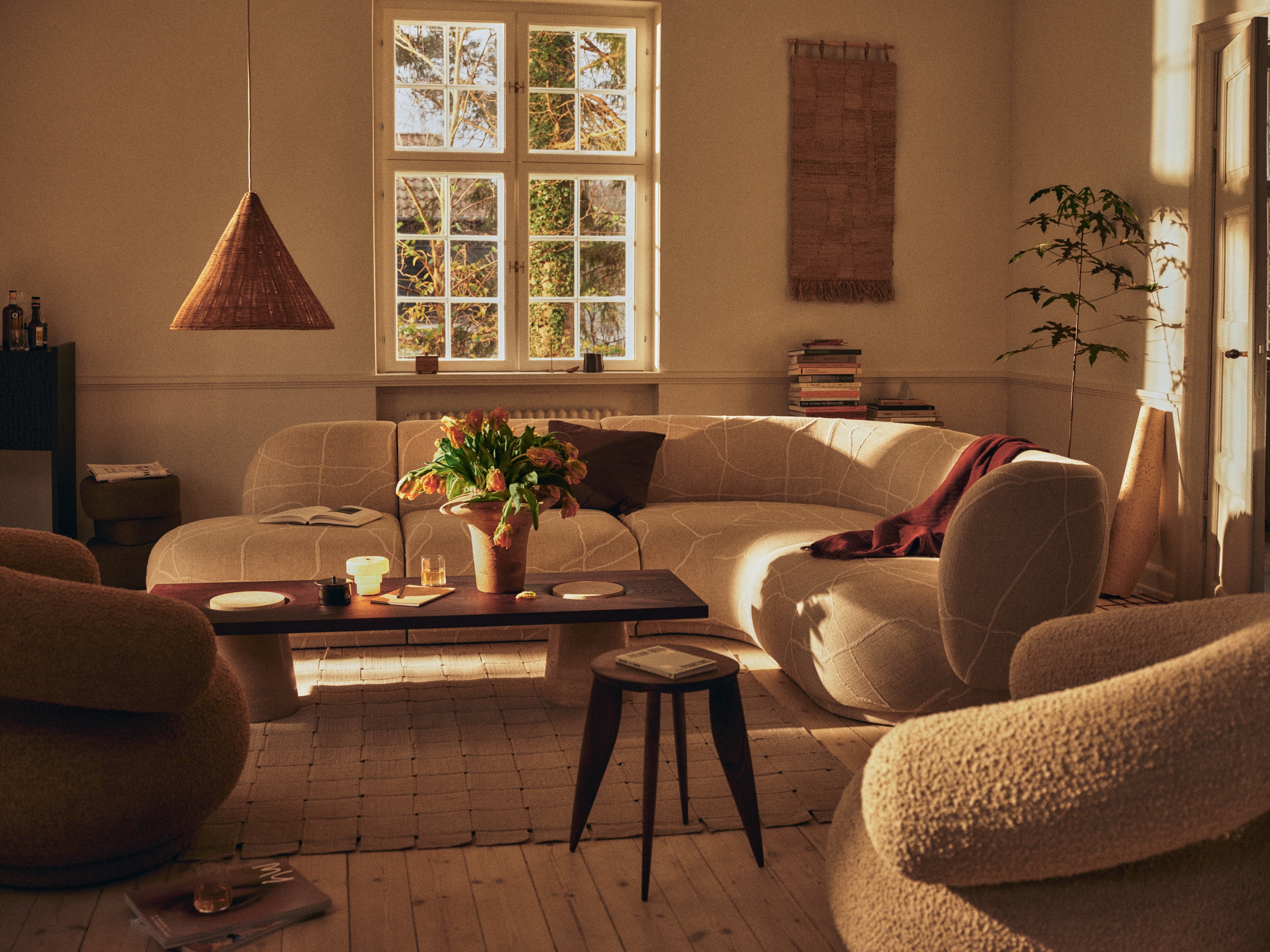 Stolik boczny FEVE drewno orzechowe do salonu – ferm LIVING