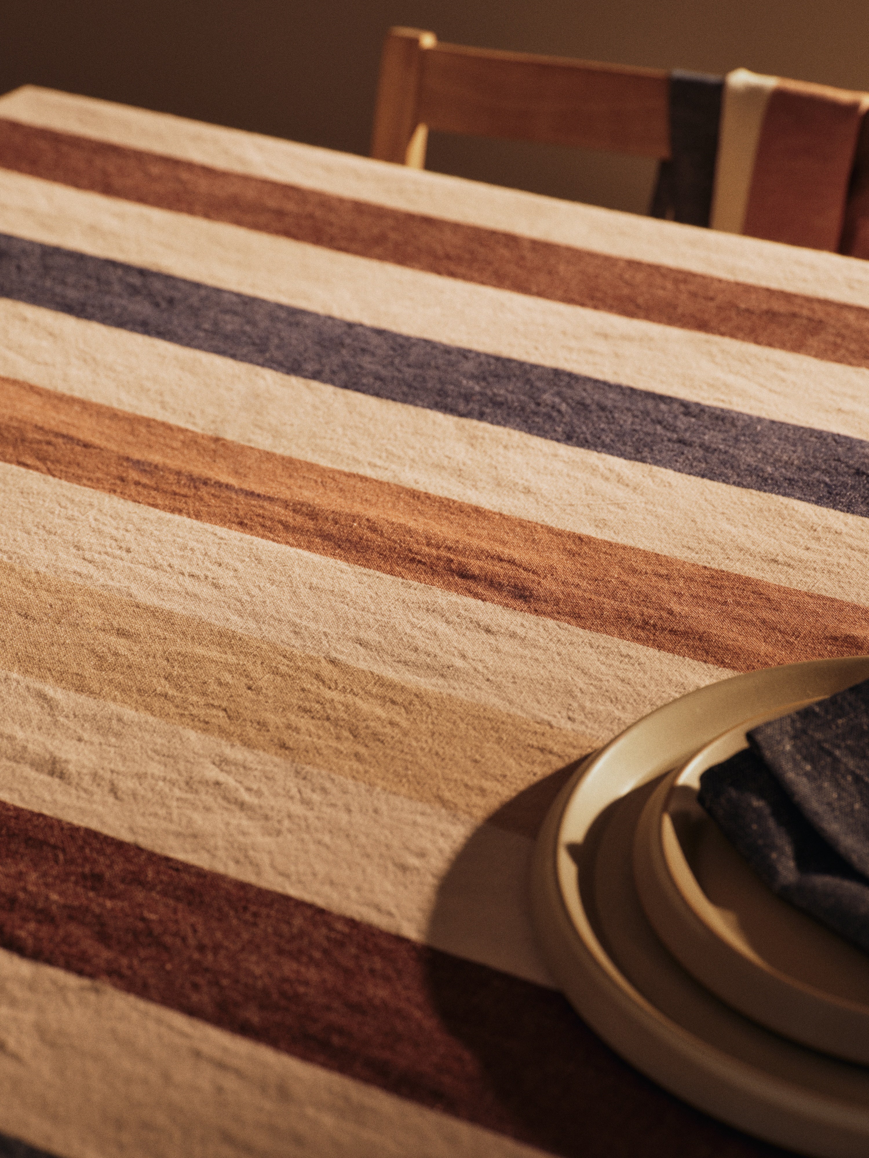 Tafelkleed HALE beige met koffie en indigo