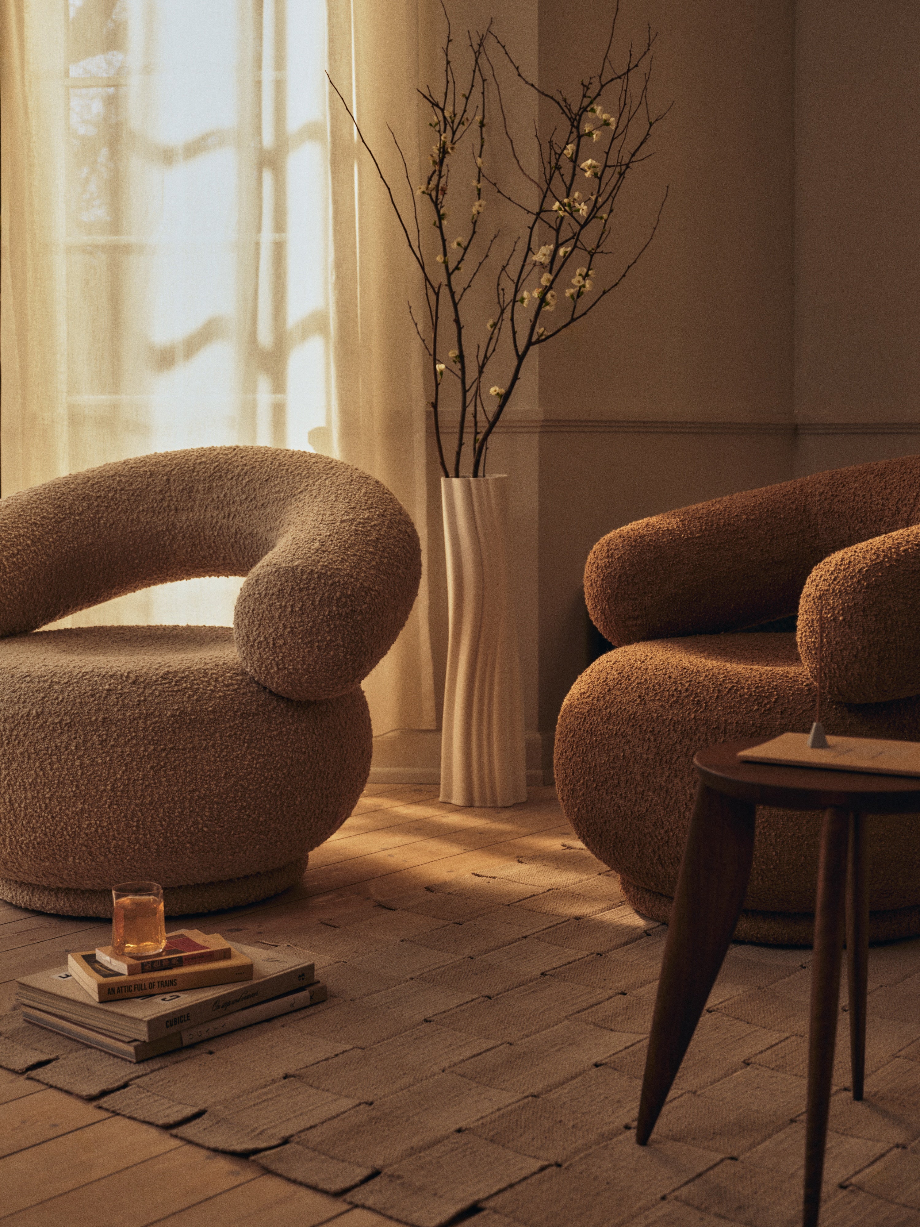 Fauteuil ORBO koffie boucle