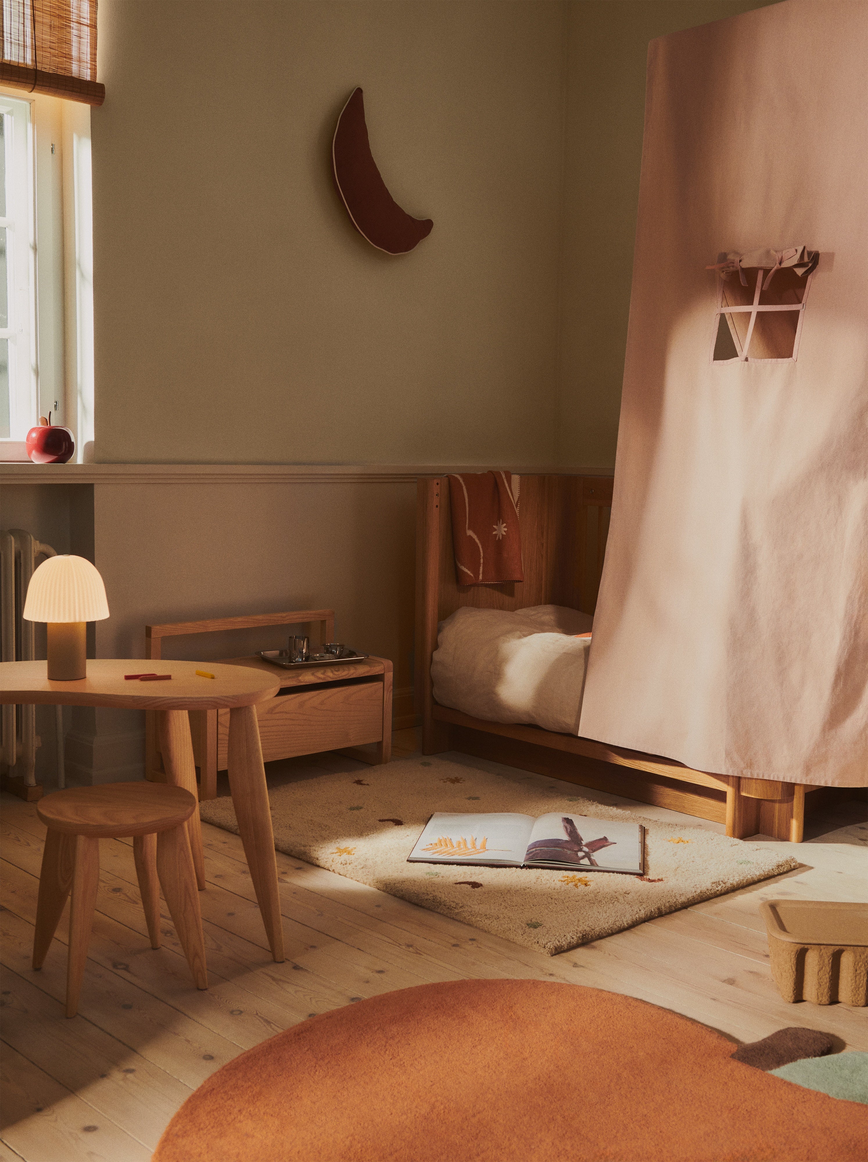 Beige kinder tapijt SKYE met baksteen- en groene accenten