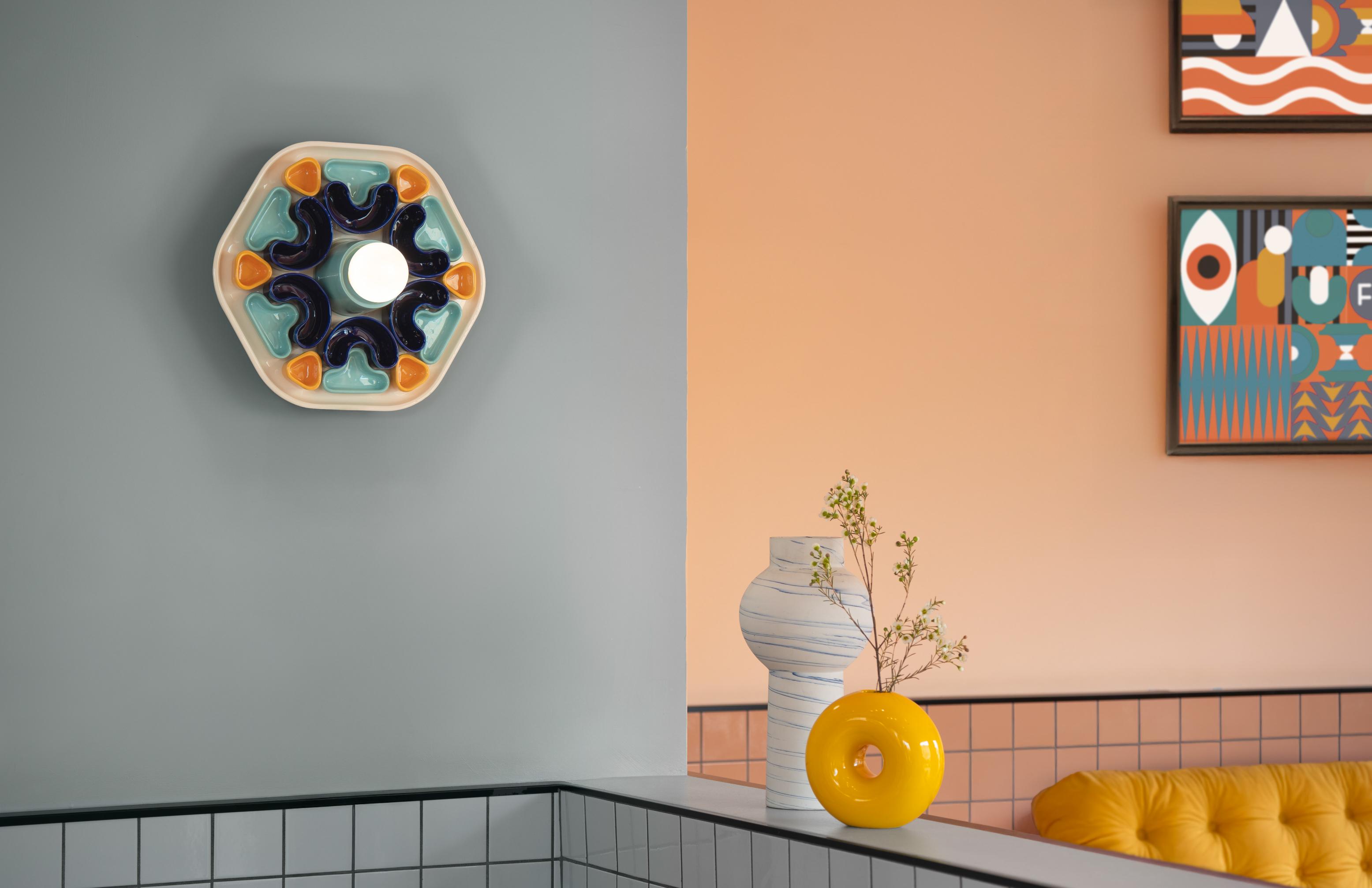 Wandleuchte PHYTIA aus Keramik in Creme mit Blau und Gelb