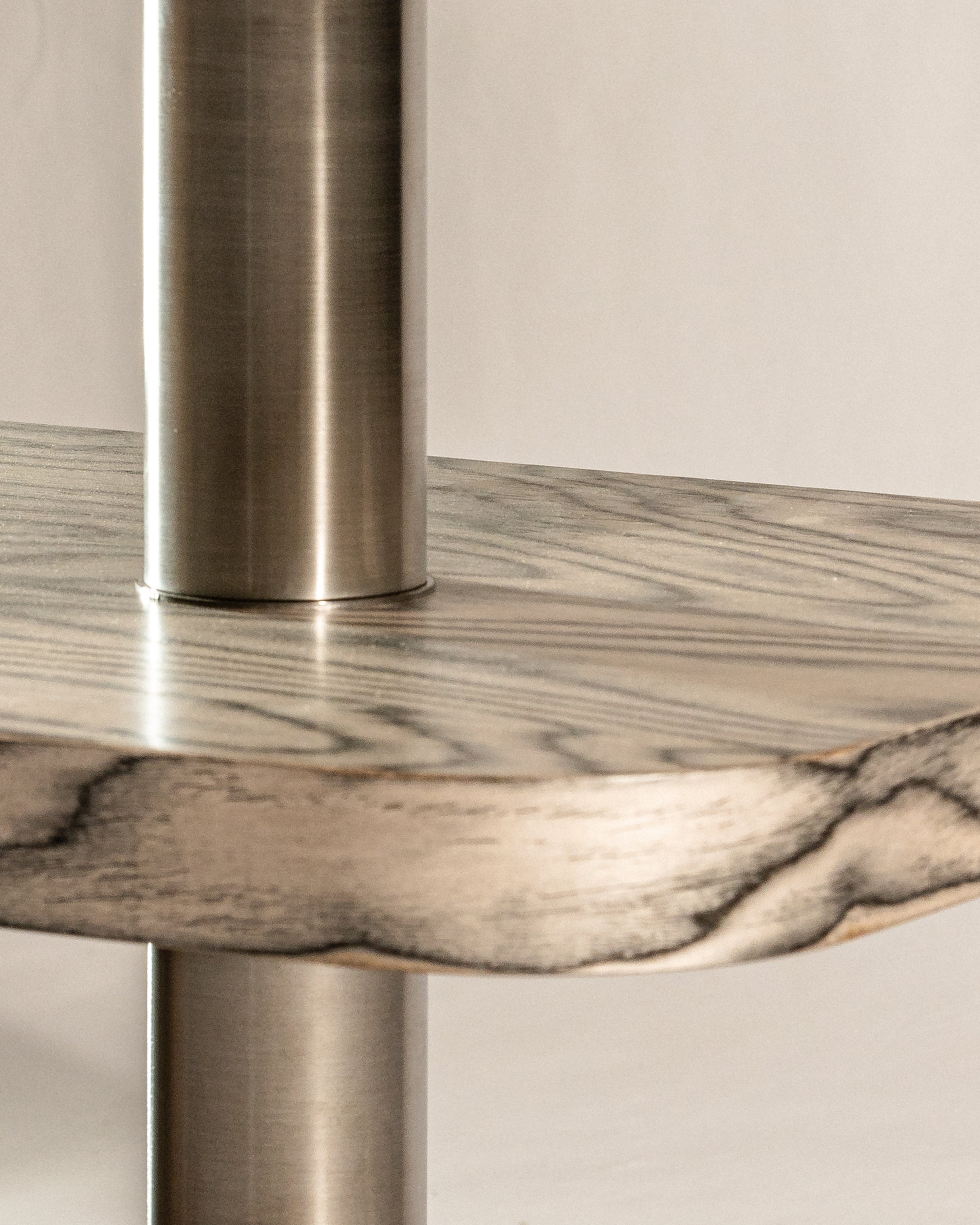 Modulaire kast van fornir Sottsass met stalen elementen