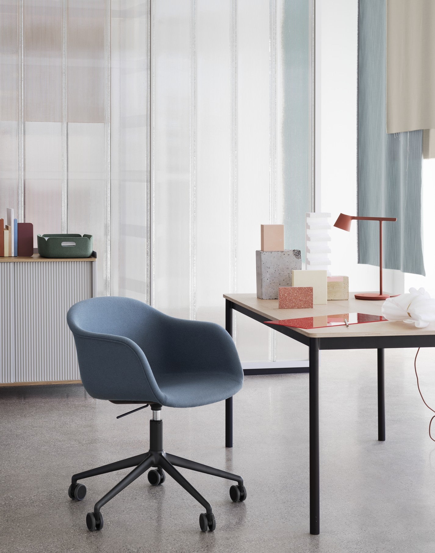 ENFOLD kast zwart met eiken blad