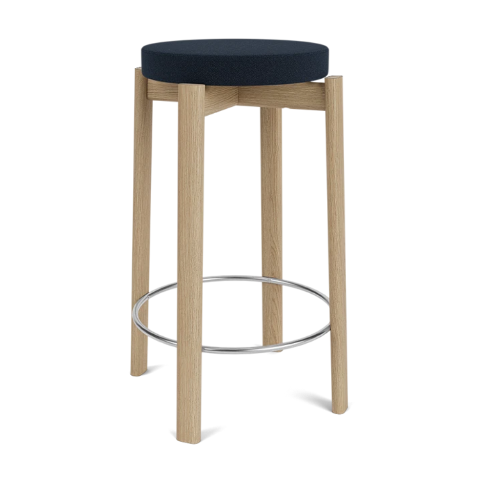 Hocker PASSAGE aus Eichenholz mit blauer Sitzfläche