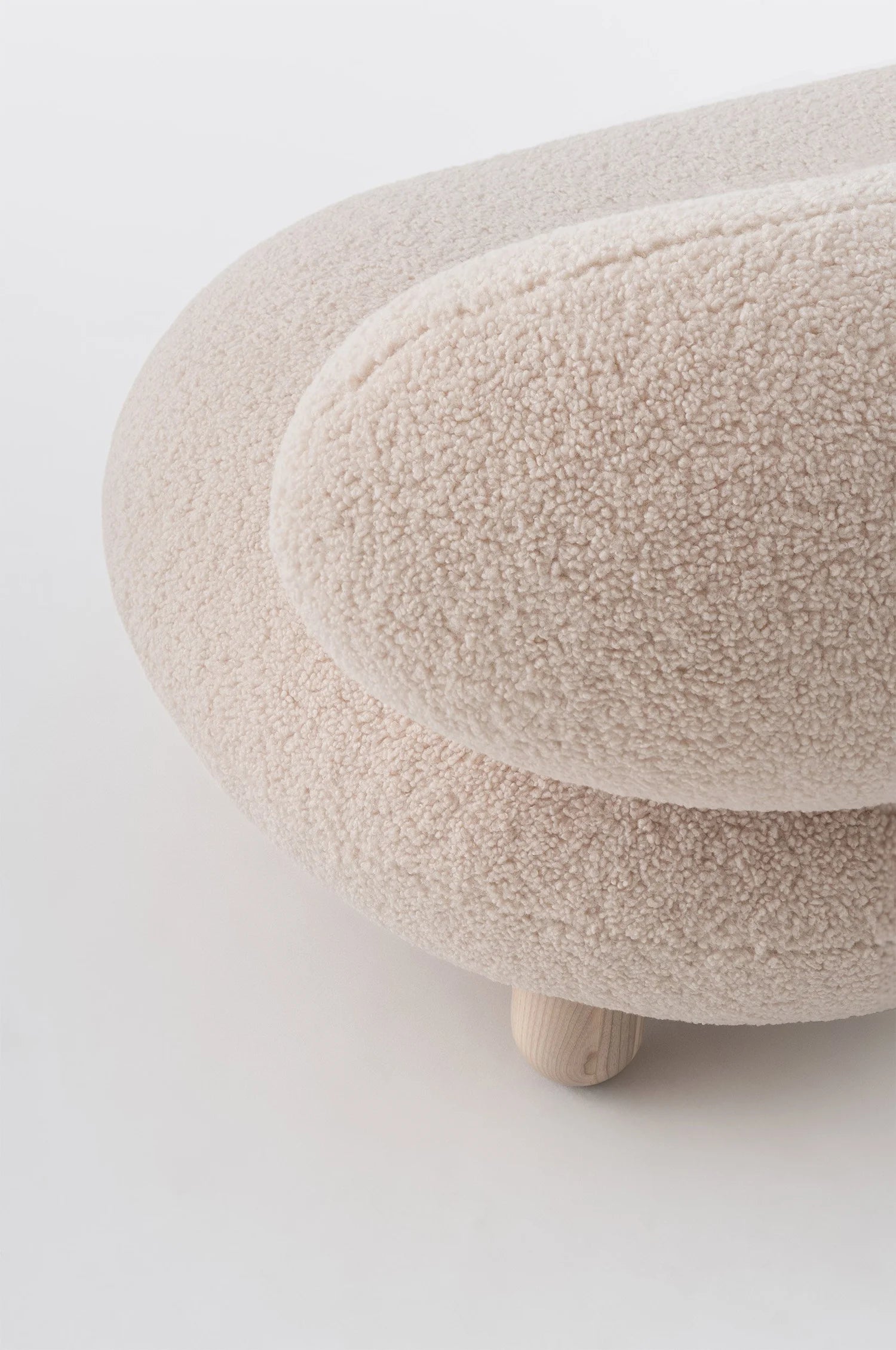 Bank FLOCK gestoffeerd met houten basis