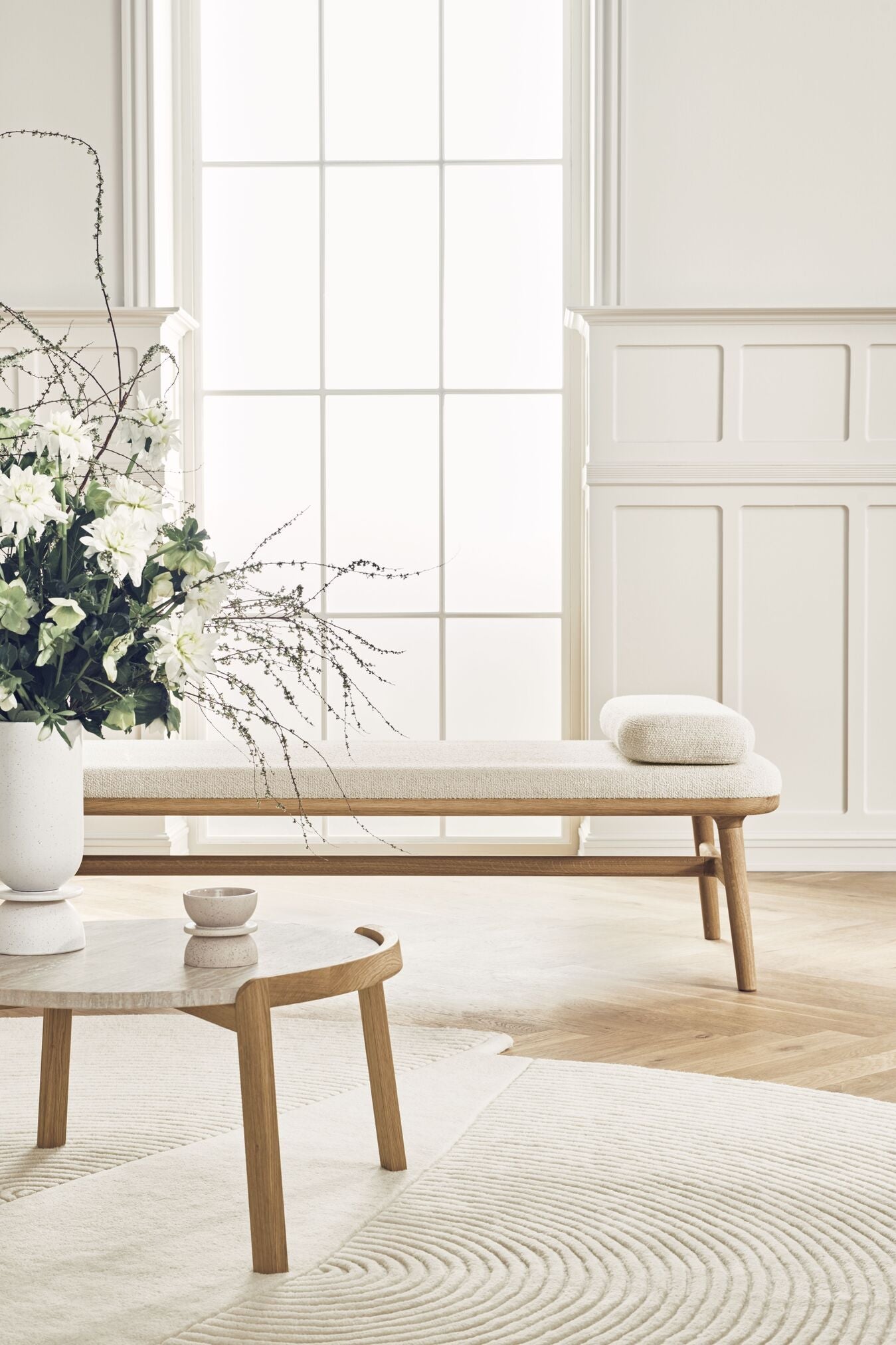 Gestoffeerde Szezlong FLOR met basis van gebleekt eikenhout